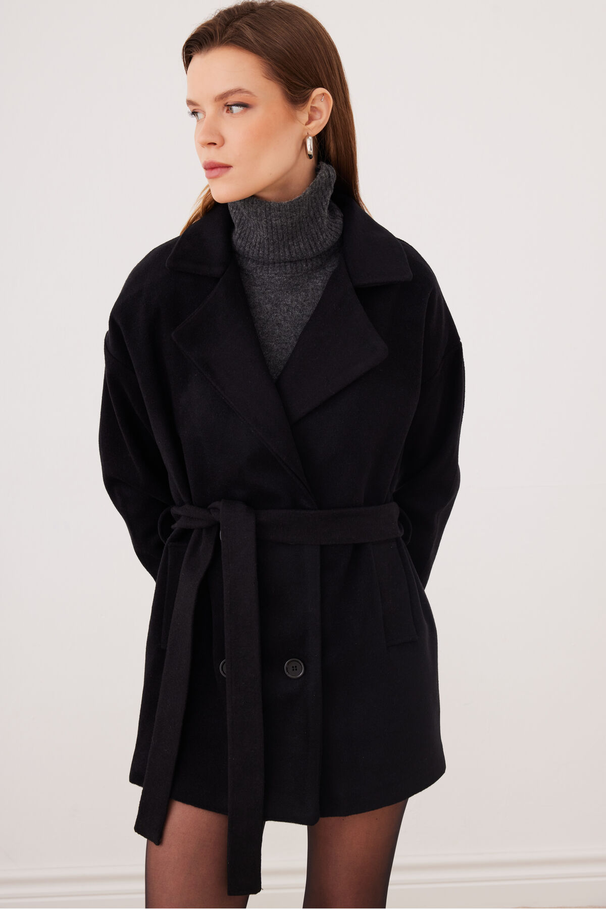 SevdeUgur  Kadın Siyah Oversize Kısa Kaşe Kaban Kemerli Astarlı - Sevde Ugur - Görsel 4