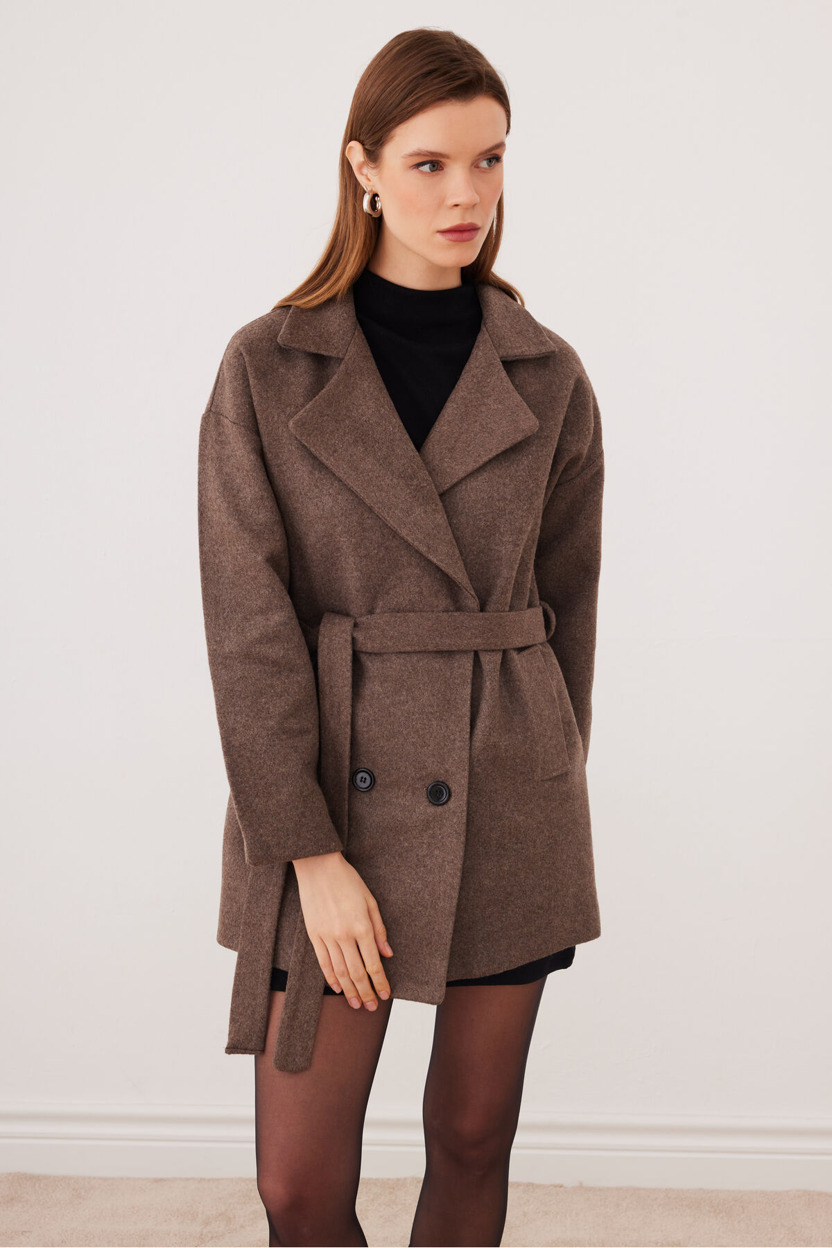 SevdeUgur  Kadın Vizon Oversize Kısa Kaşe Kaban Kemerli Astarlı - Sevde Ugur - Görsel 7