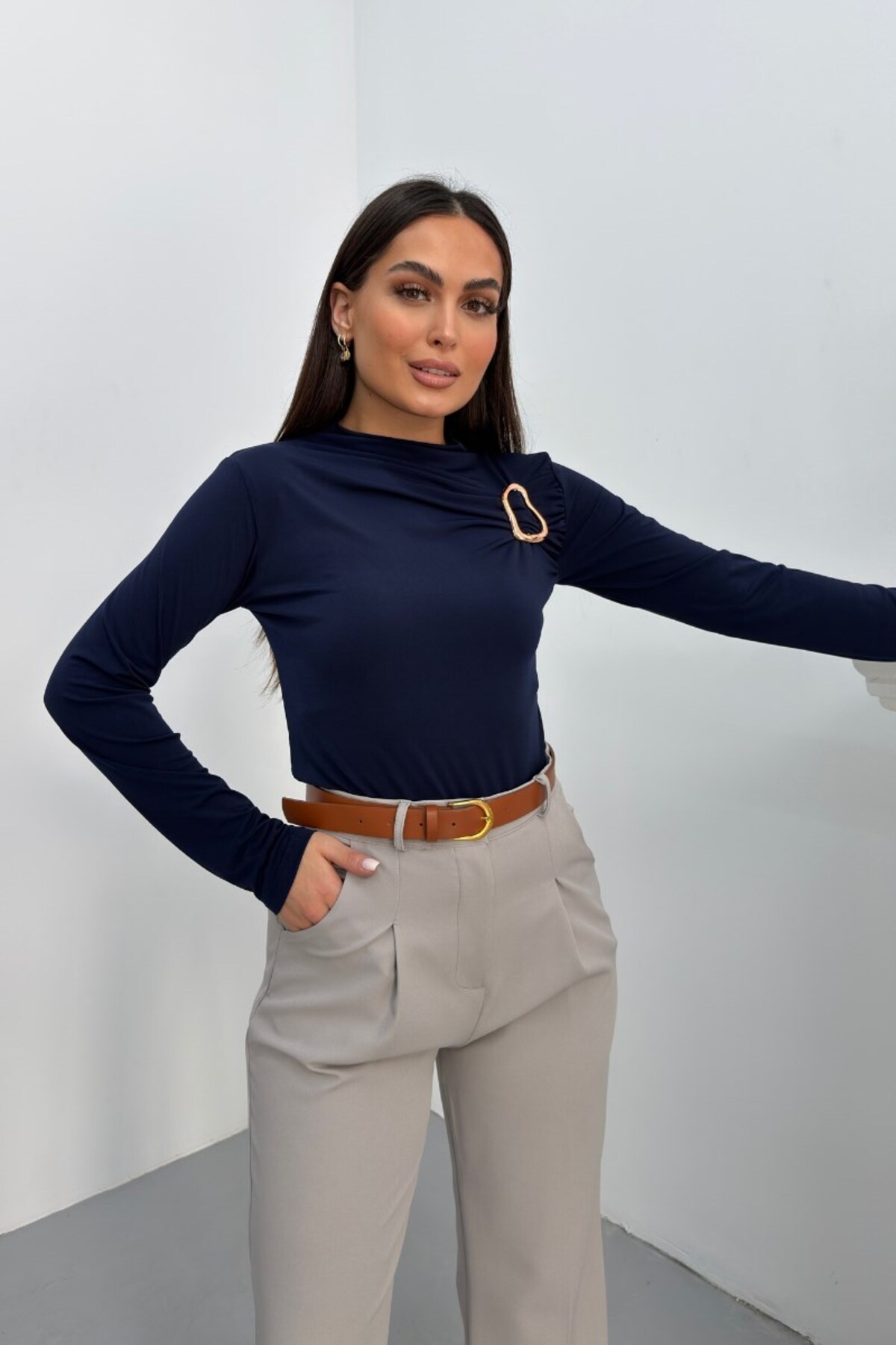 spirituel Ženska bluza sa zlatnom kopčom, detaljno nabrana, dugih rukava, od ...