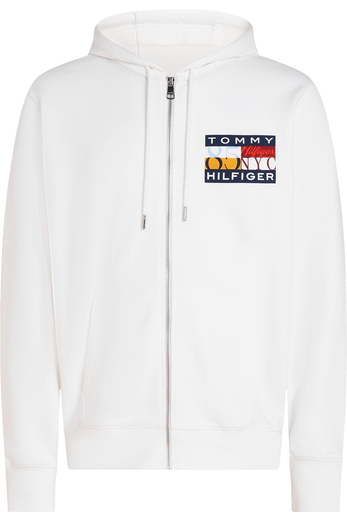 تامی هیلفیگر پرچم رنگی TH از طریق زیپ عبور می‌کند