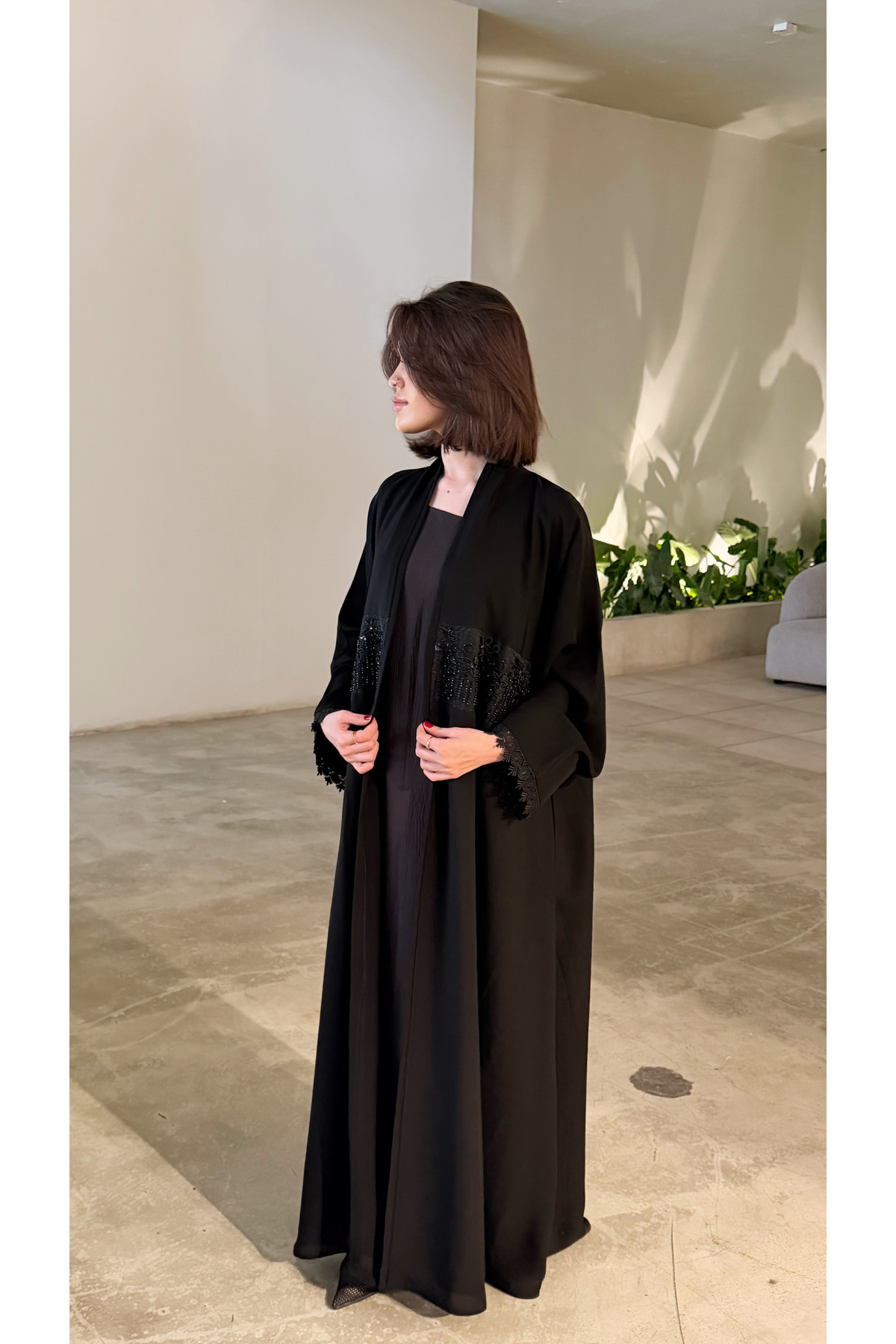 عباية ليان سوداء بتطريز أنيق – عباية نسائية بقصة ن...