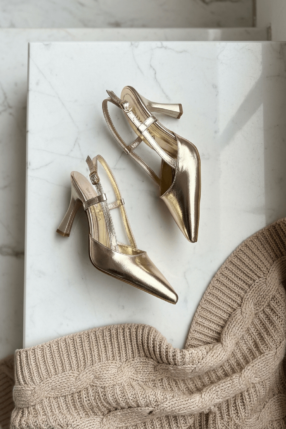 DİVOLYA  Semiras Gold Kırışık Rugan Yanları Açık ( 9 cm Topuklu ) Sivri Burun Topuklu Ayakkabı - Görsel 4