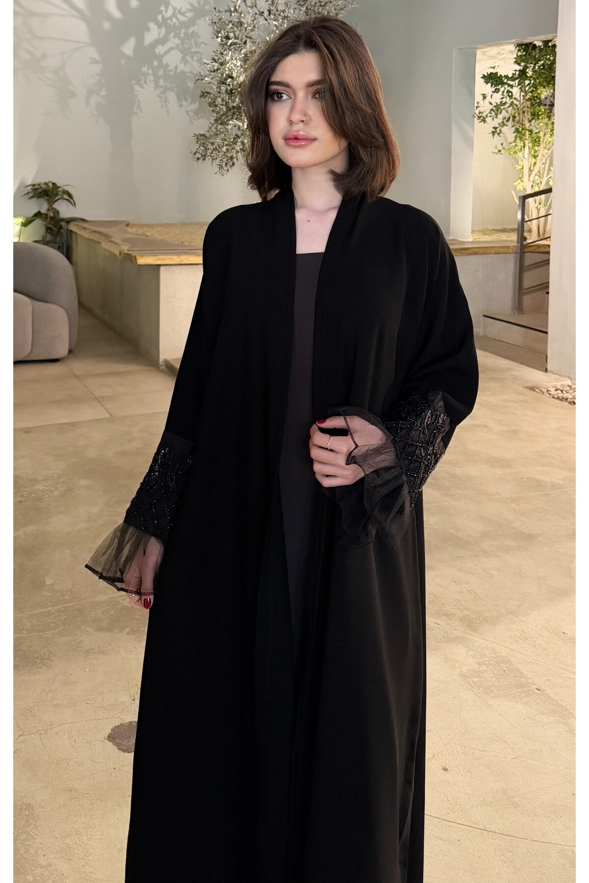 عباية رهف السوداء نص كلوش بأكمام شيفون مطرزة ولمسة...
