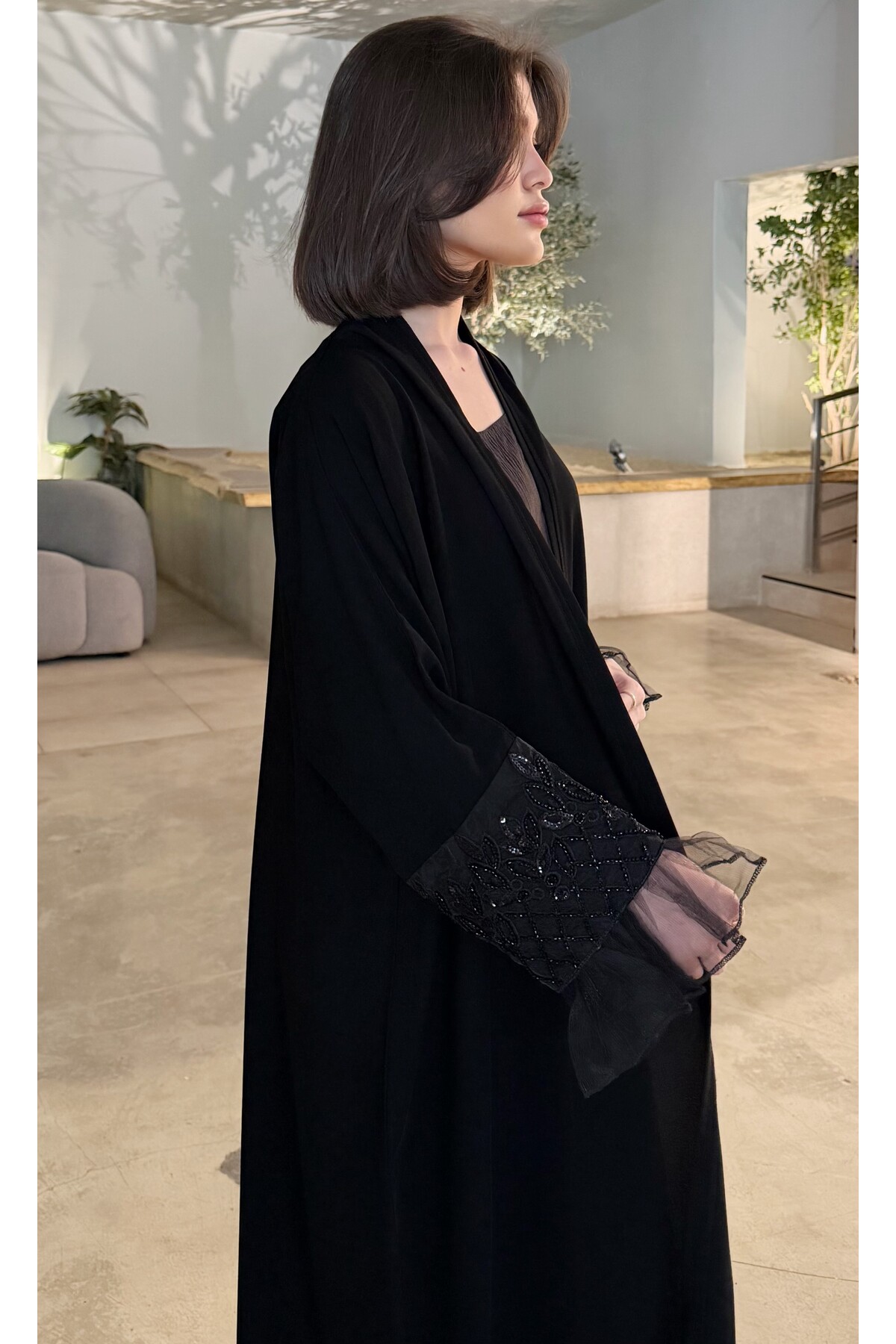 عباية رهف السوداء نص كلوش بأكمام شيفون مطرزة ولمسة...