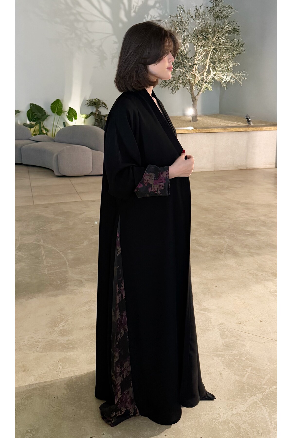 عباية لورا السوداء نص كلوش بتصميم واسع ولمسة سعودي...