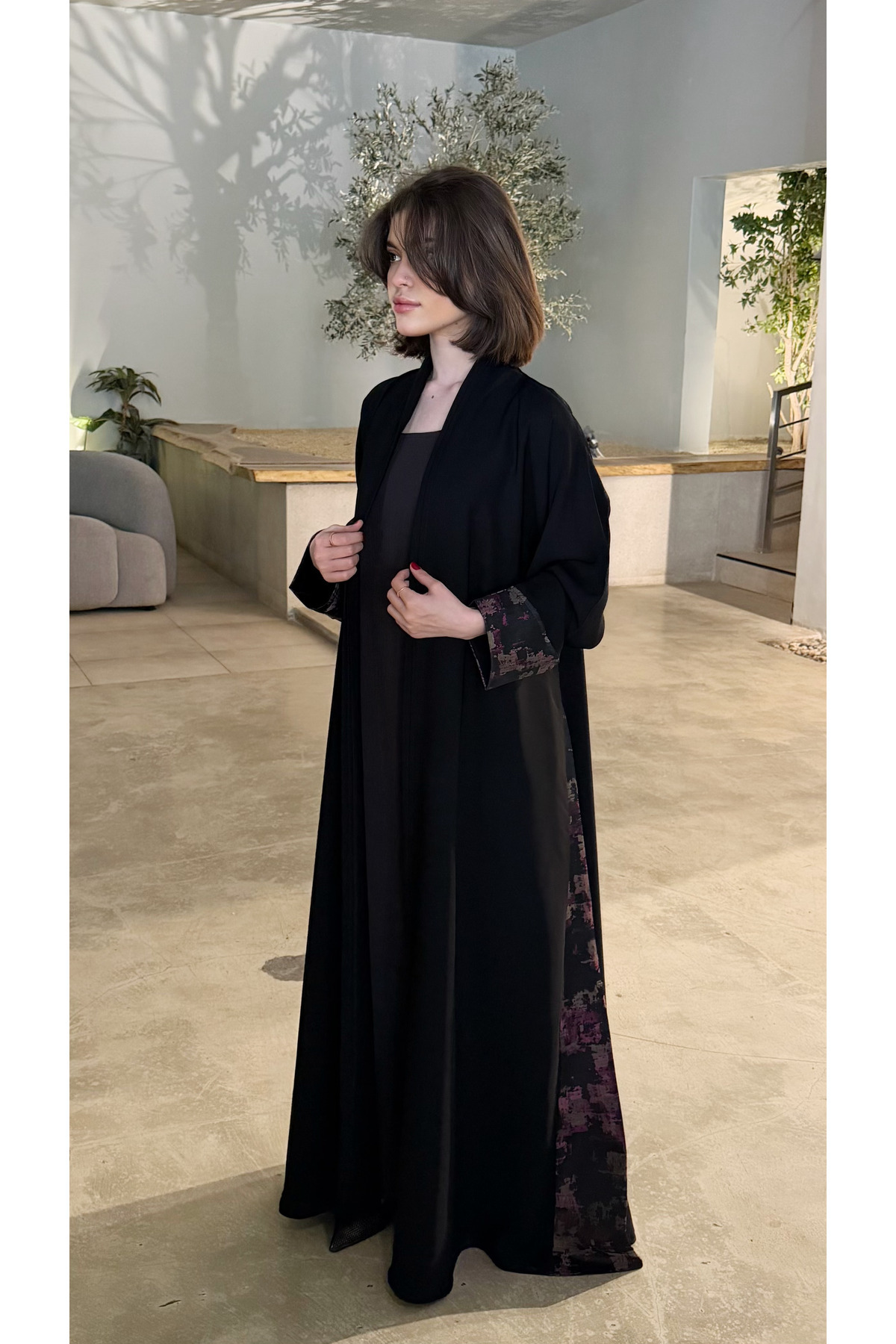 عباية لورا السوداء نص كلوش بتصميم واسع ولمسة سعودي...