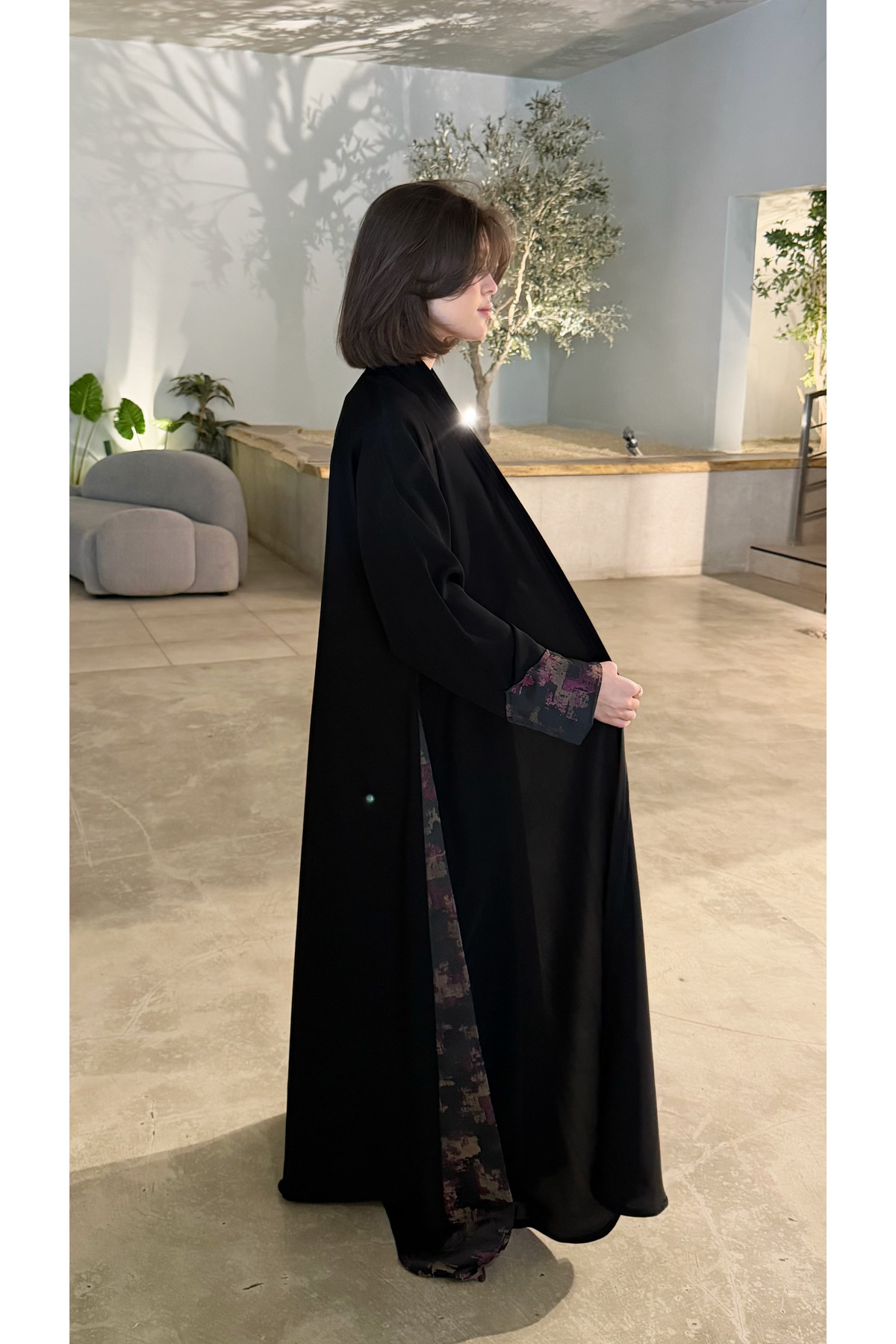 عباية لورا السوداء نص كلوش بتصميم واسع ولمسة سعودي...