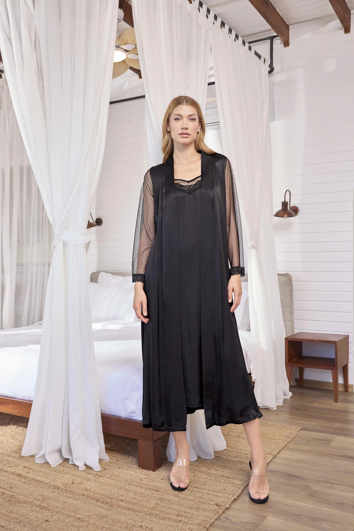 Nemere Dantelli Tüllü ve Dekolteli Saten Sabahlık Takımı