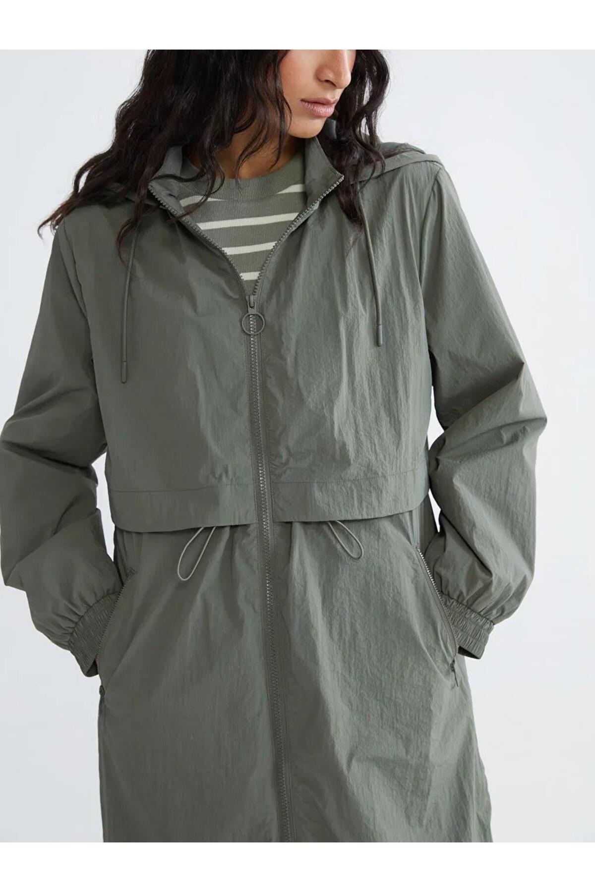 LC Waikiki  Siyah Kapüşonlu Büzgülü Kadın Yağmurluk (S6) - Görsel 3