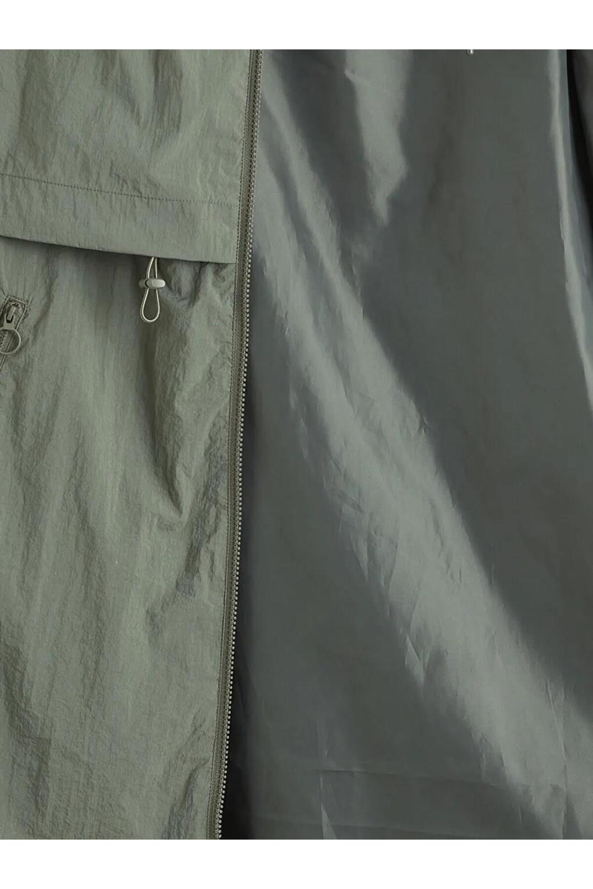 LC Waikiki  Siyah Kapüşonlu Büzgülü Kadın Yağmurluk (S6) - Görsel 6