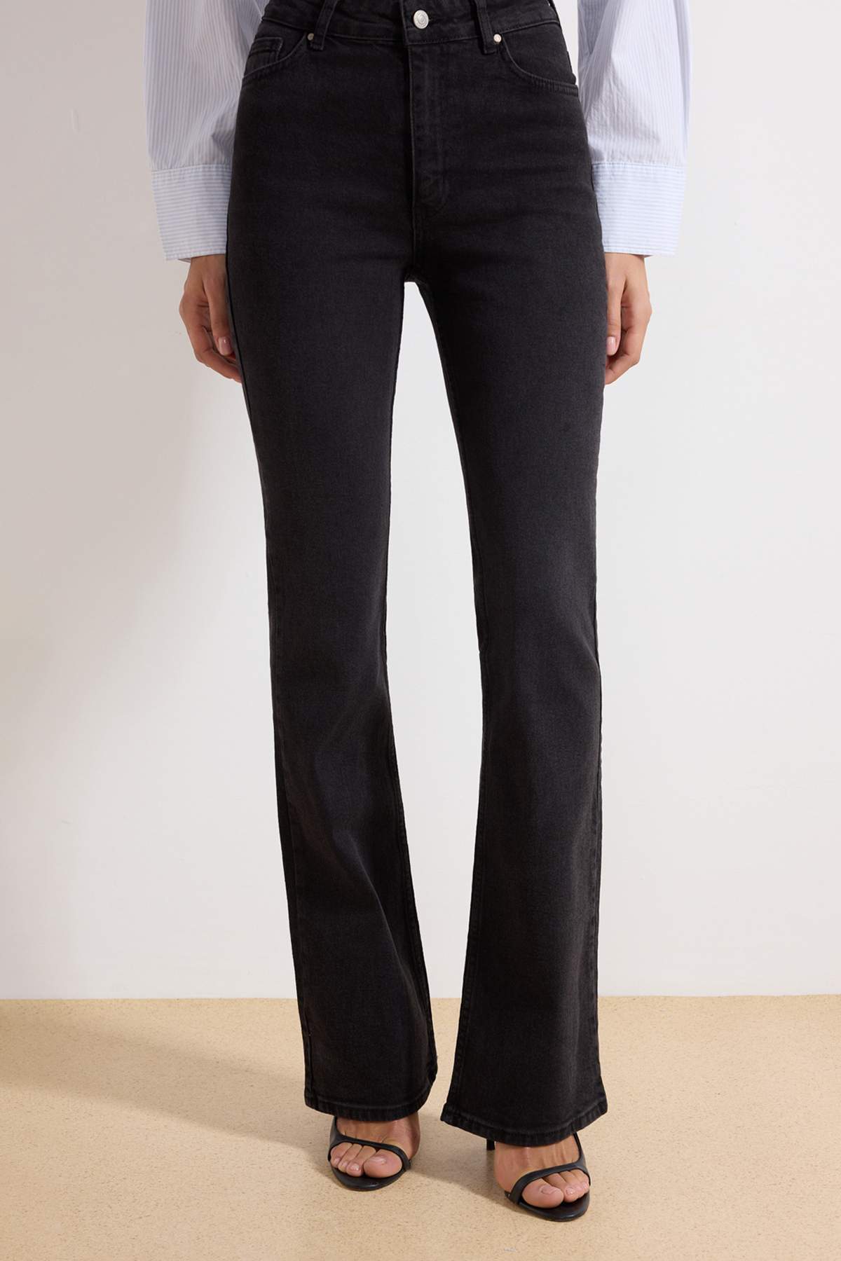 Trendyolmilla  More Sustainable Siyah Yüksek Bel Orta Esnek Flare İspanyol Paça Jeans TWOSS23JE00063 - Görsel 3