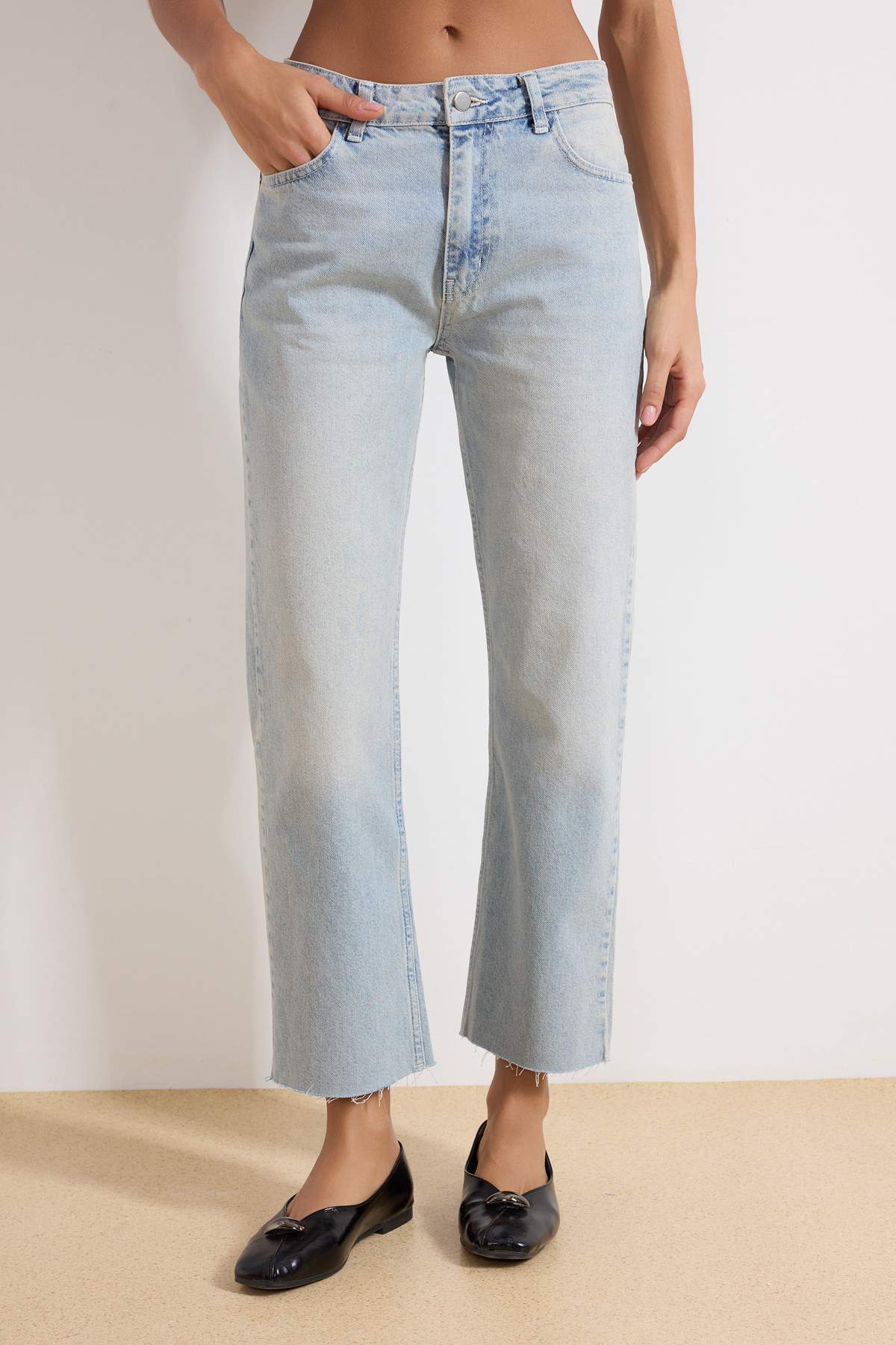 Trendyolmilla  Açık Mavi Paçası Kesikli Yüksek Bel Straight %100 Pamuk Non-Stretch Jeans TWOAW25JE00307 - Görsel 3