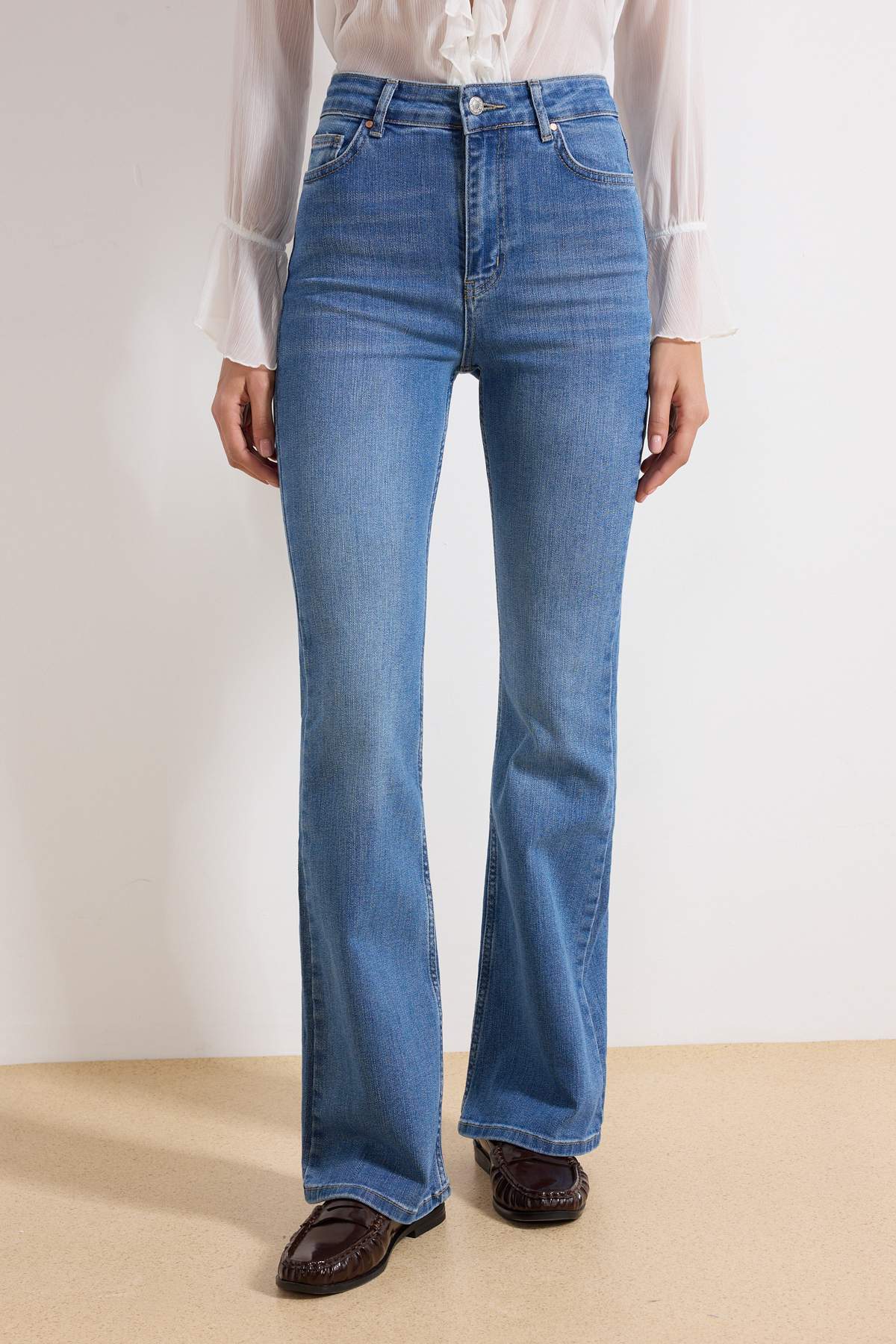 Trendyolmilla  Mavi Yüksek Bel Comfort/Esnek İspanyol Paça Flare Jeans TWOAW26JE00095 - Görsel 3