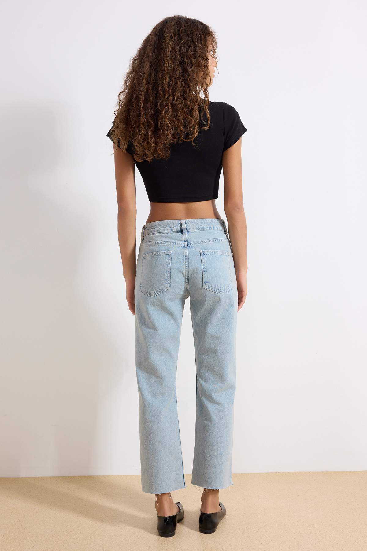 Trendyolmilla  Açık Mavi Paçası Kesikli Yüksek Bel Straight %100 Pamuk Non-Stretch Jeans TWOAW25JE00307 - Görsel 4