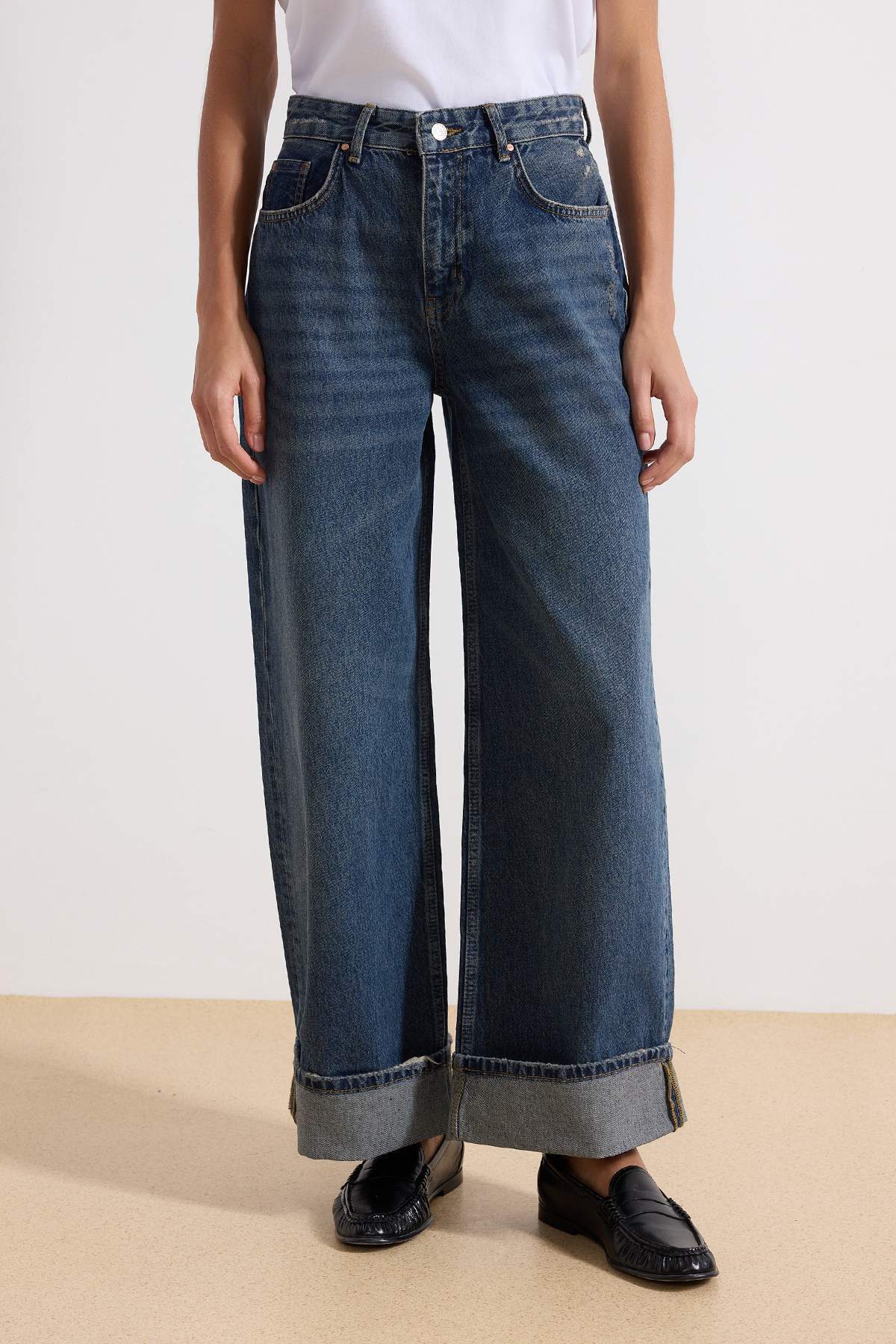 Trendyolmilla  Koyu Mavi Katlı Paça Normal Bel Loose Baggy Jeans TWOSS25JE00001 - Görsel 3