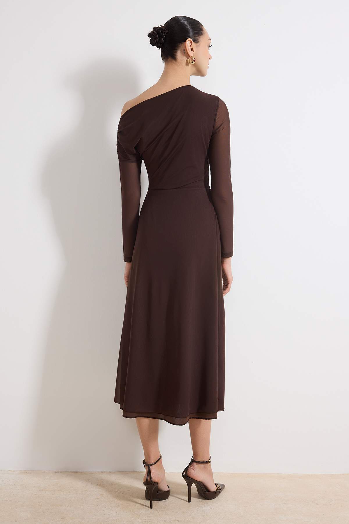 Trendyolmilla  Kahverengi Aksesuar Detaylı Astarlı Tül Asimetrik Yaka Yırtmaçlı Maxi Örme Elbise TWOAW26EL00320 - Görsel 4