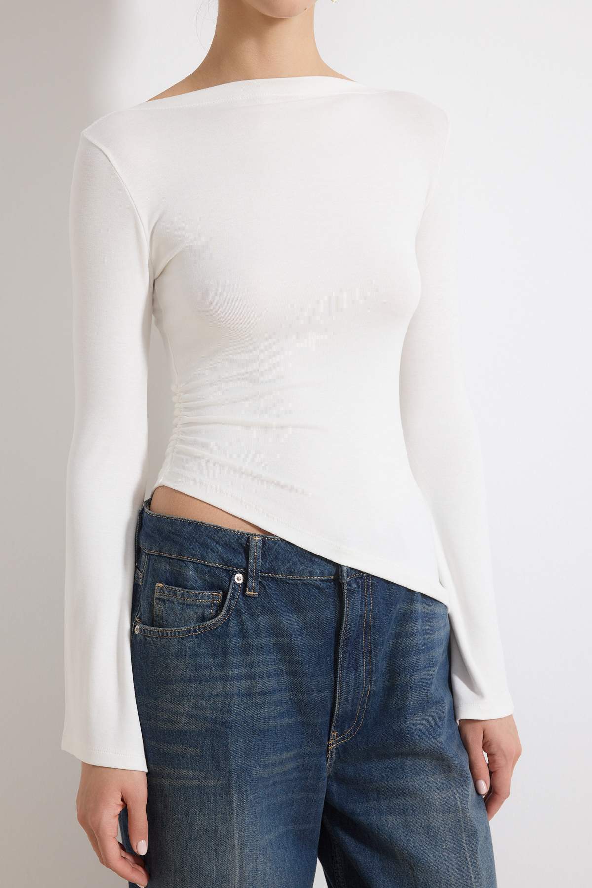 Trendyolmilla  Ekru Fitted/Vücuda Oturan Kayık Yaka Uzun Kollu Yumuşak Örme Bluz TWOSS26BZ00343 - Görsel 3