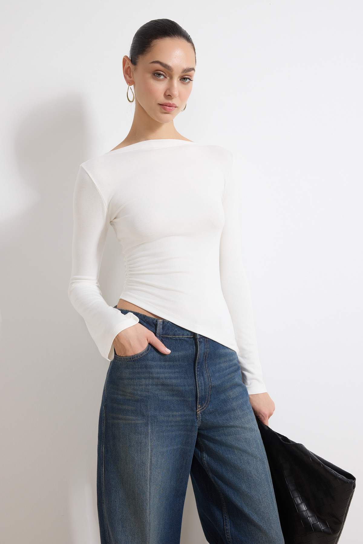 Trendyolmilla  Ekru Fitted/Vücuda Oturan Kayık Yaka Uzun Kollu Yumuşak Örme Bluz TWOSS26BZ00343