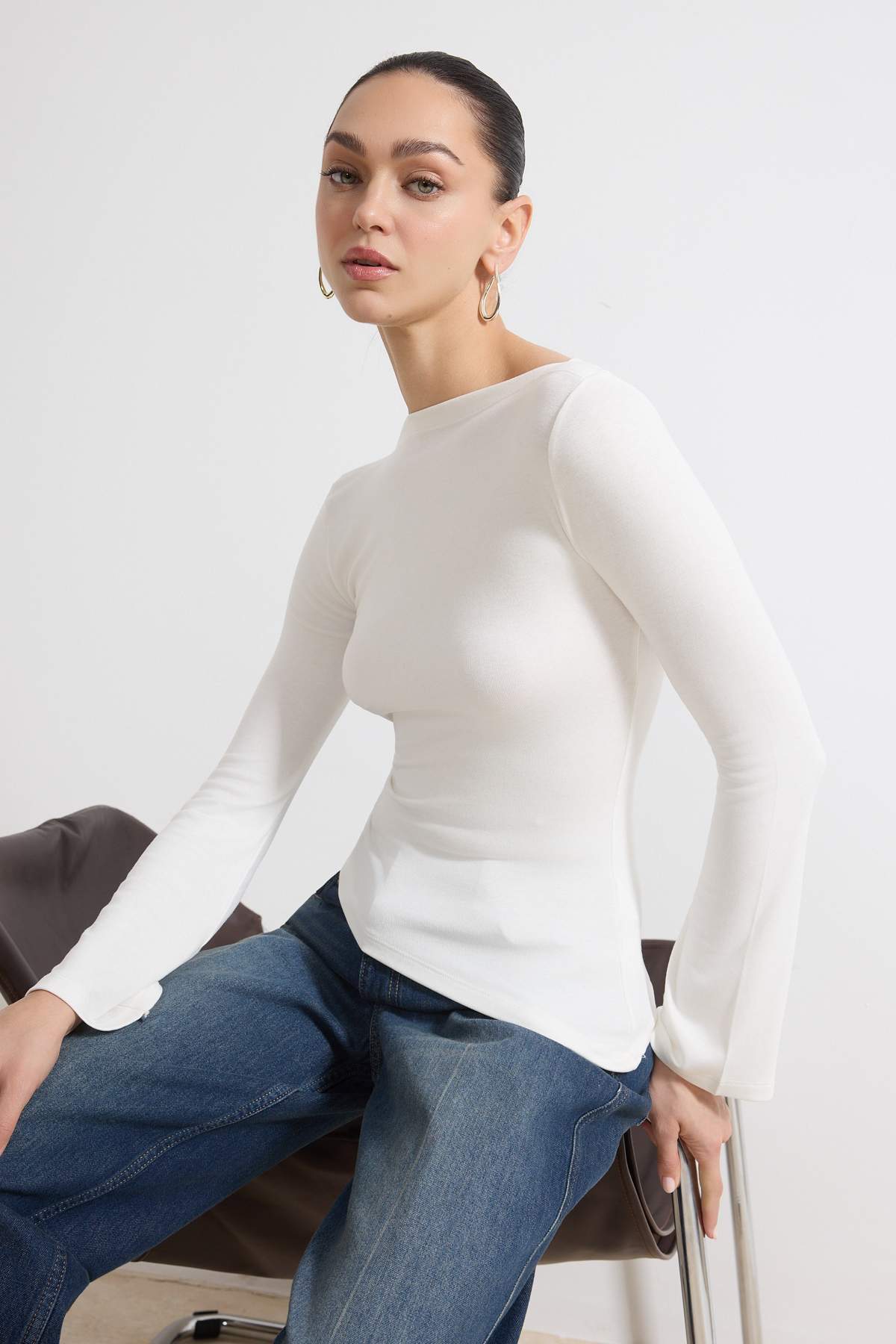 Trendyolmilla  Ekru Fitted/Vücuda Oturan Kayık Yaka Uzun Kollu Yumuşak Örme Bluz TWOSS26BZ00343 - Görsel 2