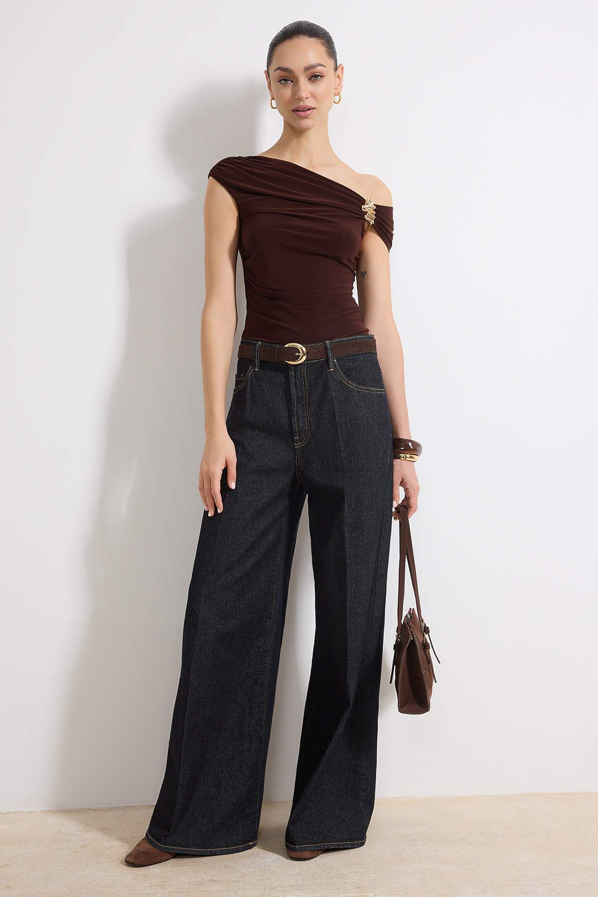 Trendyolmilla  Kahverengi Fitted/Vücuda Oturan Asimetrik Yaka Aksesuar Detaylı Esnek Örme Bluz TWOSS26BZ00102 - Görsel 2