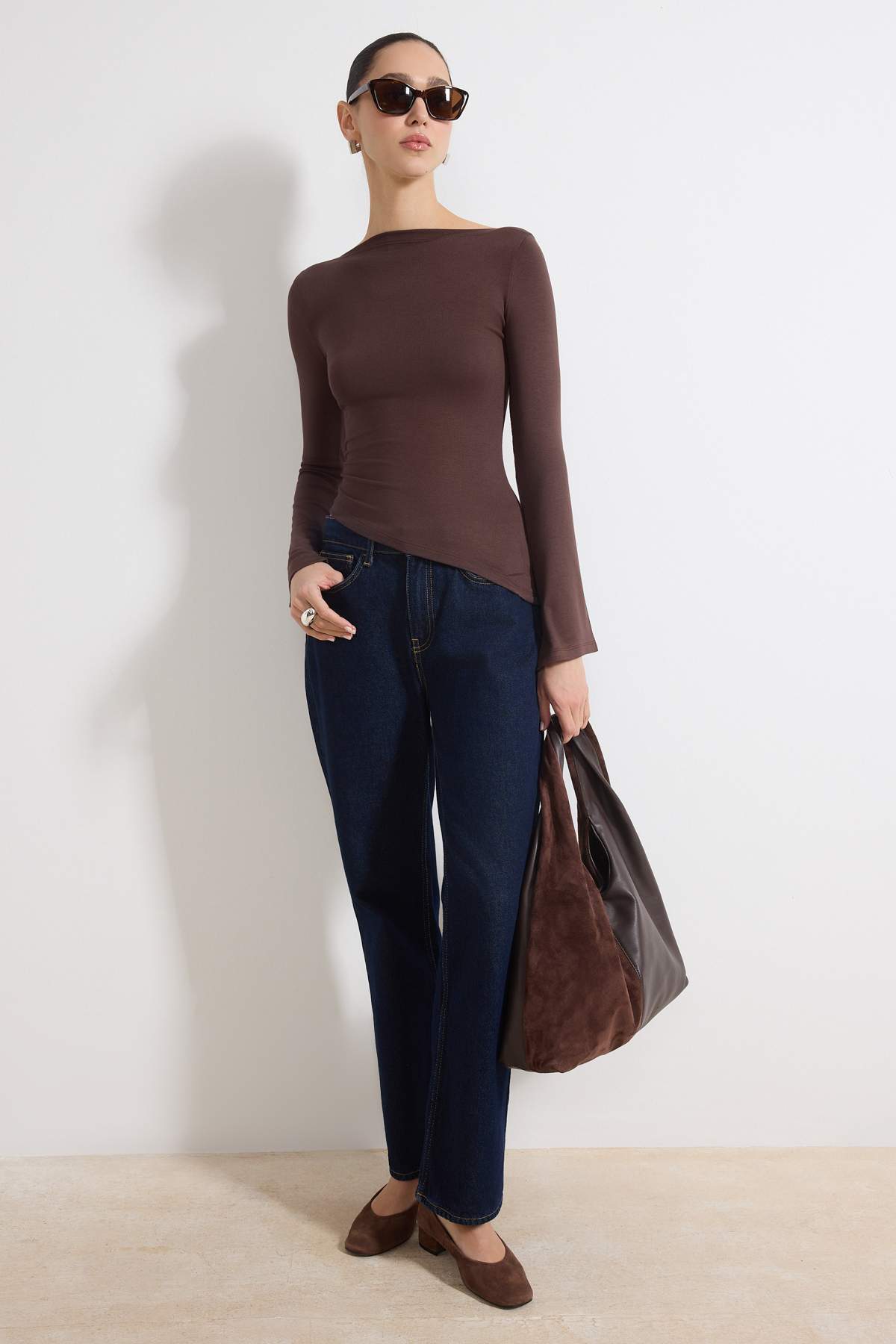 Trendyolmilla  Kahverengi Fitted/Vücuda Oturan Kayık Yaka Uzun Kollu Yumuşak Örme Bluz TWOSS26BZ00343 - Görsel 2