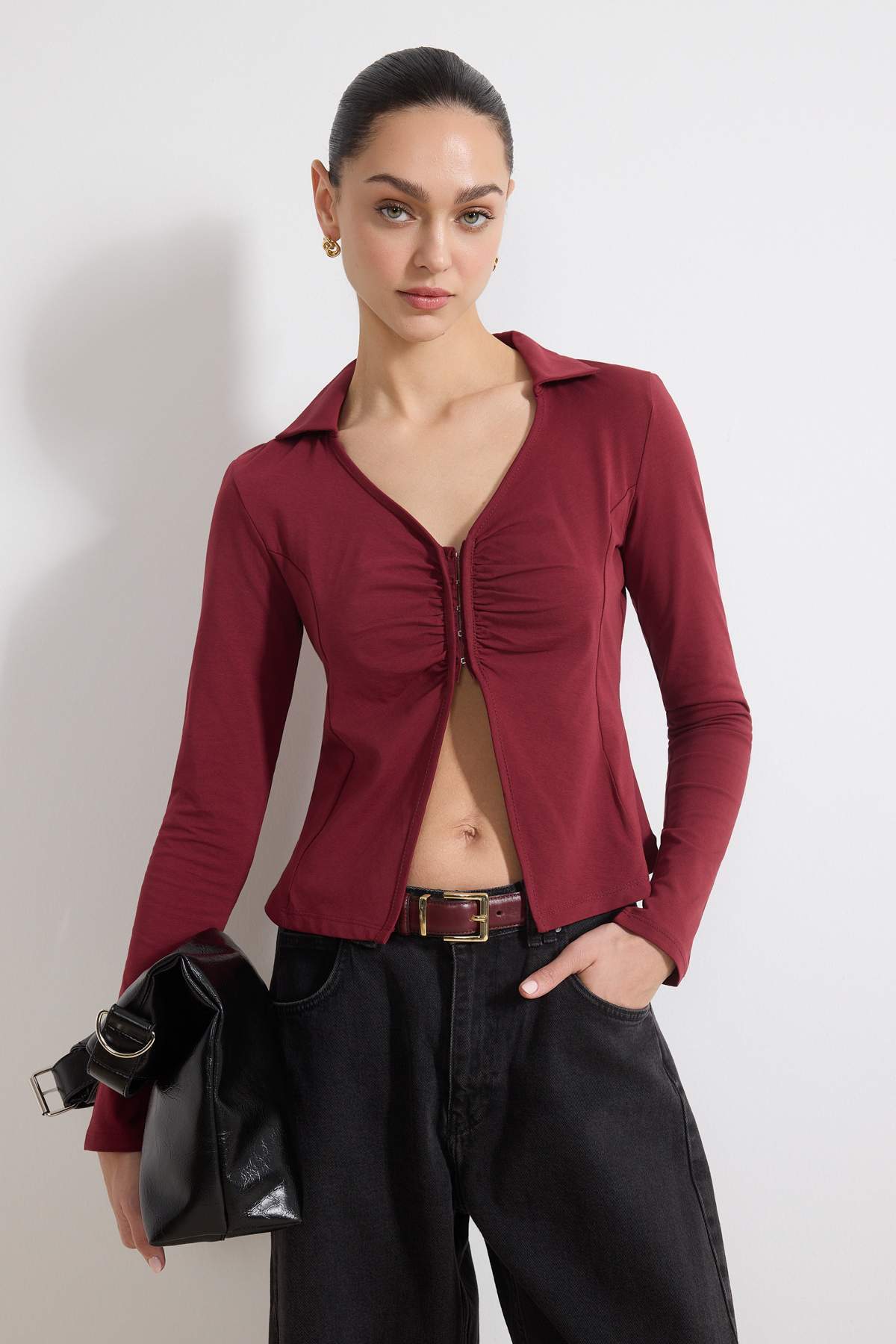 Trendyolmilla Bordo Fitted/Vücuda Oturan Polo Yaka Agraflı Büzgülü Pamuklu Esnek Örme Bluz TWOSS26BZ00098