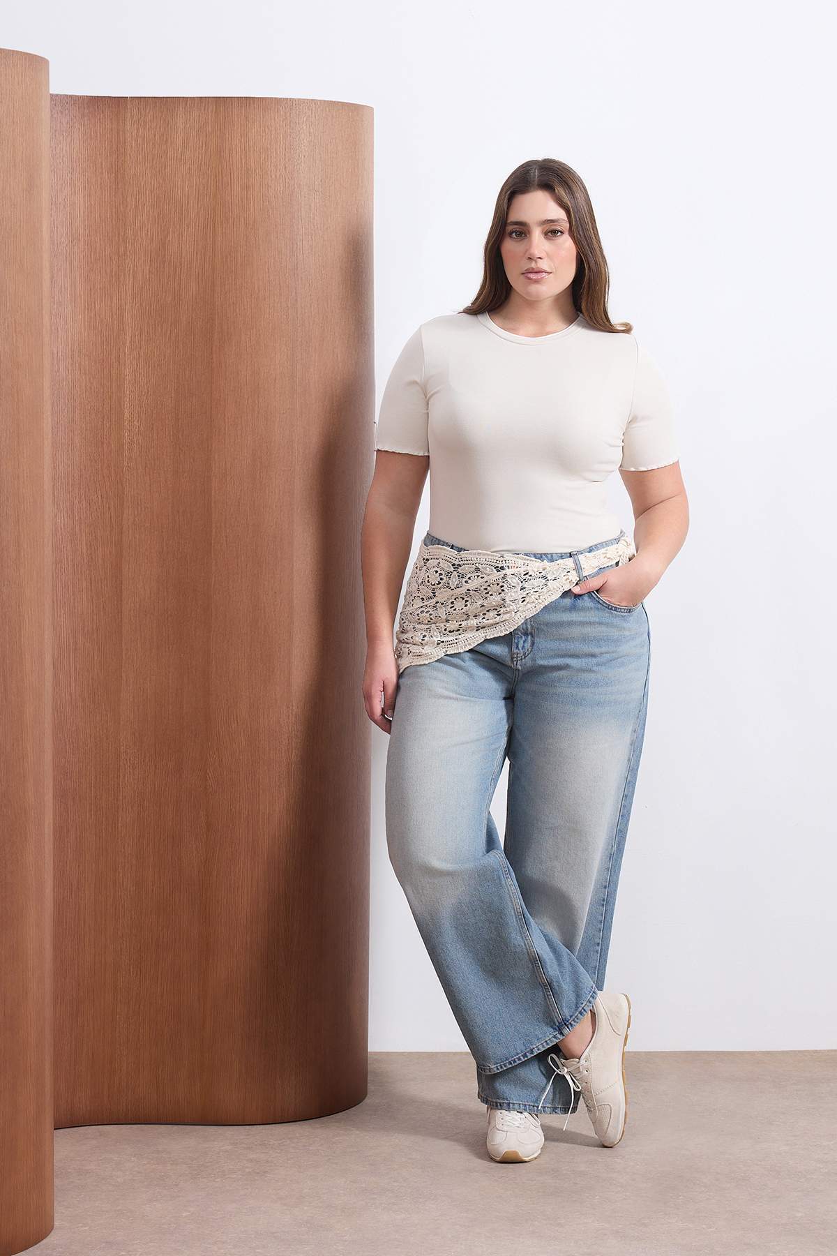 Trendyolmilla Curve Wardrobe Essentials Taş Yakası Biye Detaylı Yumuşak Tuşeli Örme Büyük Beden Bluz TBBSS26AF00025
