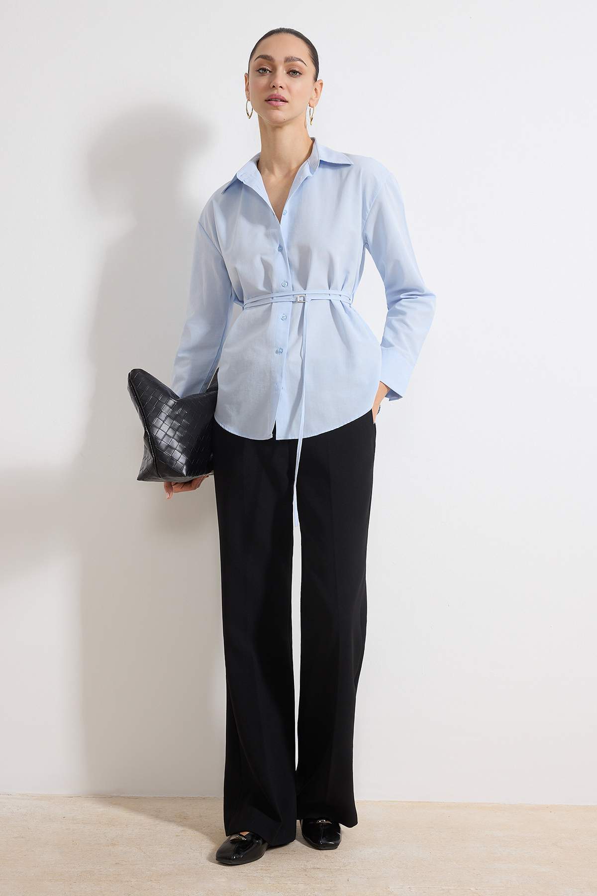 Trendyolmilla  Açık Mavi Kuşak Detaylı Gömlek TWOSS26GO00076 - Görsel 2