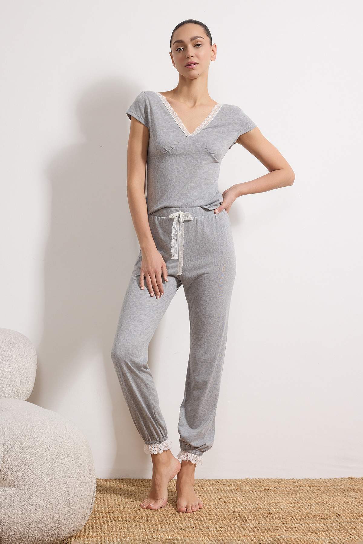 Trendyolmilla  Gri Melanj Pamuklu Dantel ve Sırt Detaylı Örme Pijama Takımı THMSS26PT00053