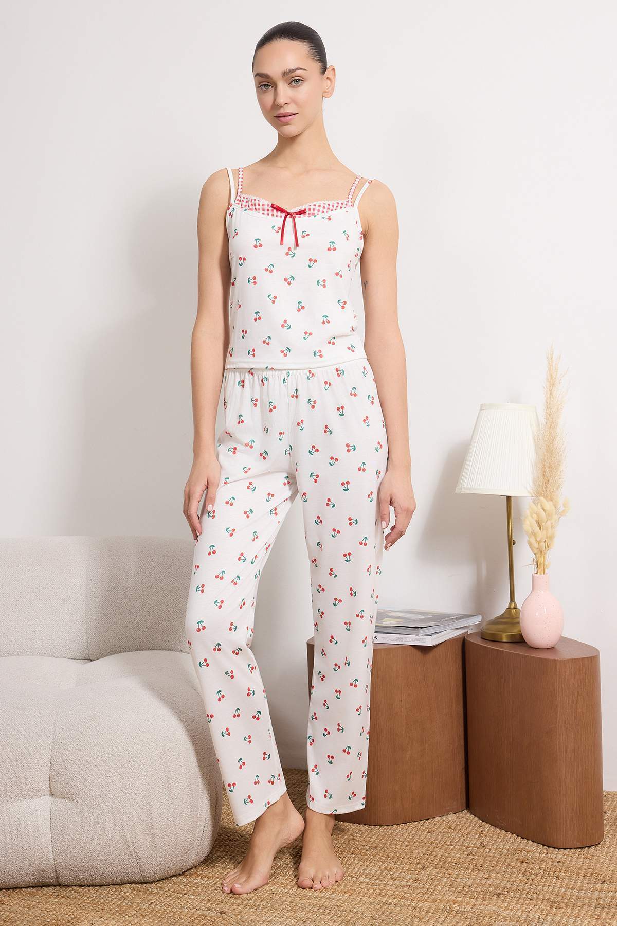 Trendyolmilla  Beyaz-Çok Renkli Kiraz ve Ekoseli İç İçe Görünümlü Örme Pijama Takımı THMSS26PT00079 - Görsel 4