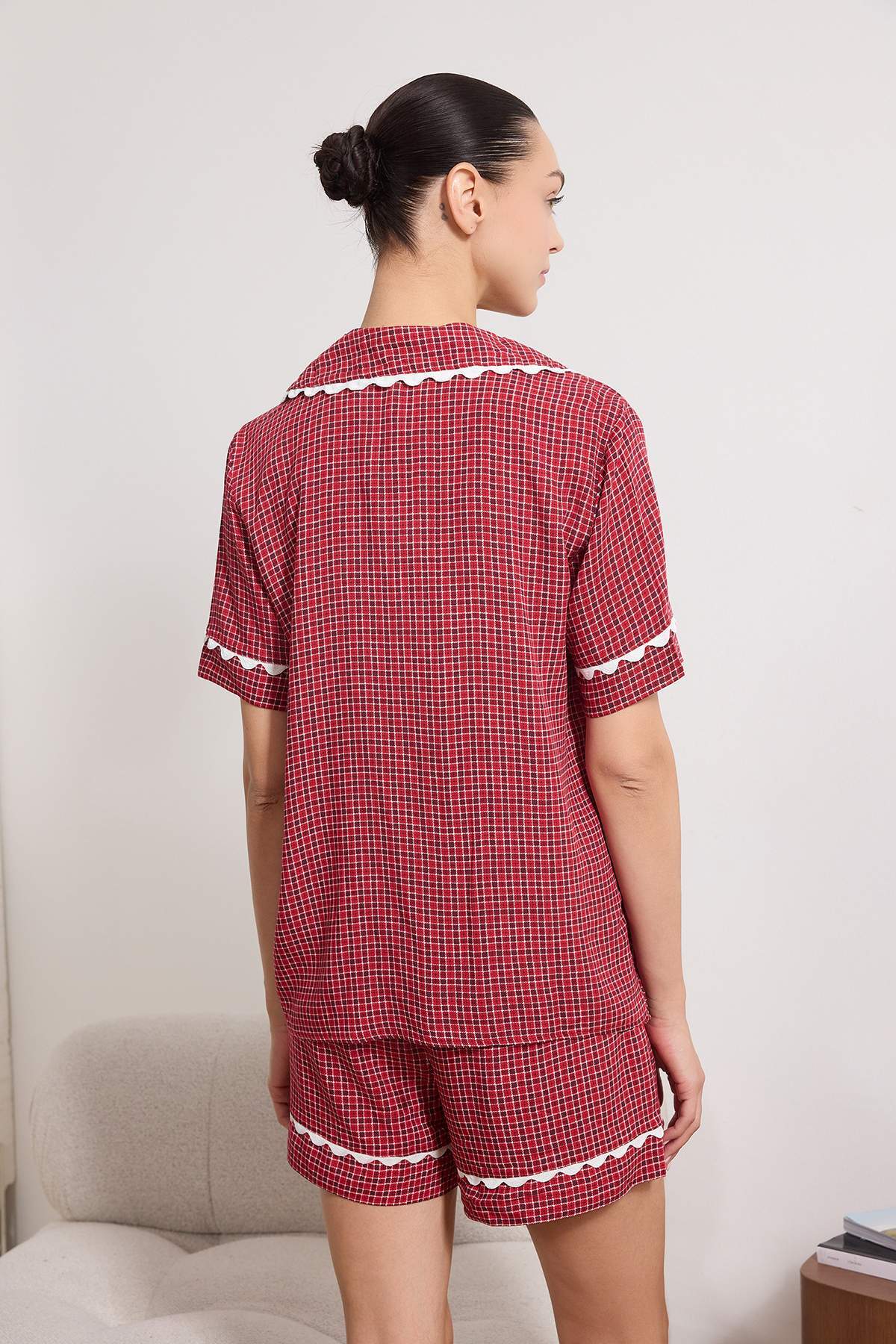 Trendyolmilla  Kırmızı More Sustainable Pötikareli Şerit Detaylı Viskon Dokuma Pijama Takımı THMSS26PT00077 - Görsel 6