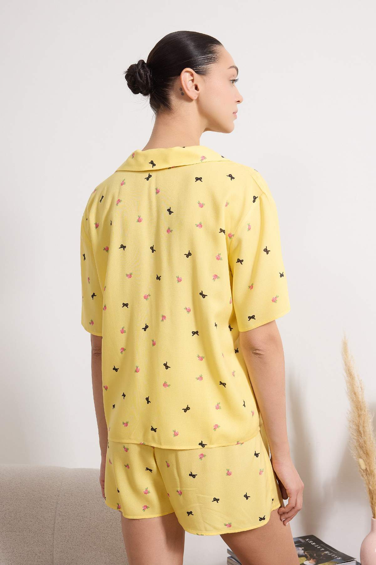 Trendyolmilla  Sarı Çiçek ve Kurdele/Fiyonk Desenli Viskon Dokuma Pijama Takımı THMSS26PT00041 - Görsel 4