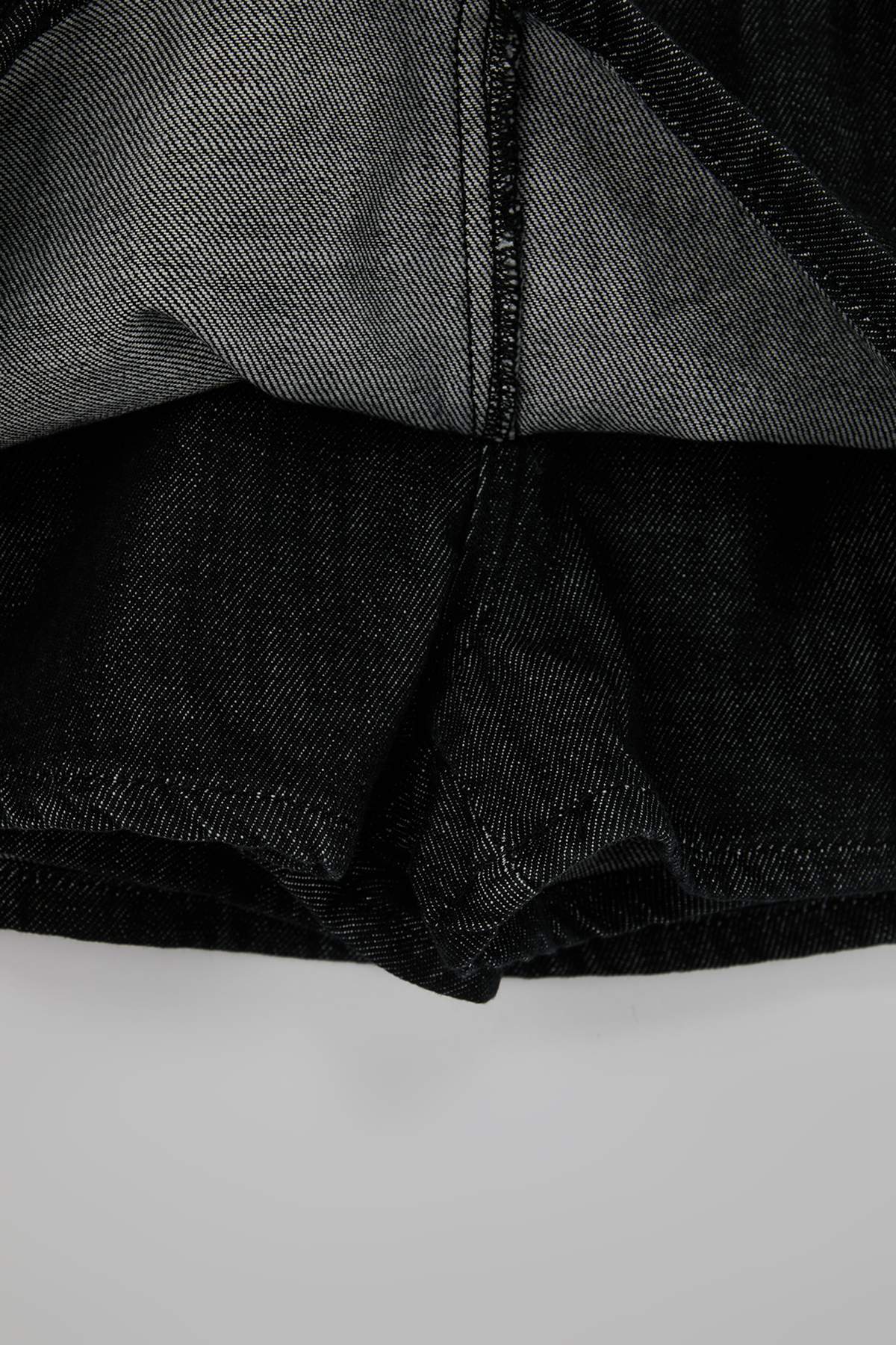 Trendyolmilla  Siyah Kemer Detaylı Arkası Etek Görünümlü Denim Şort Etek TWOAW26SR00020 - Görsel 6