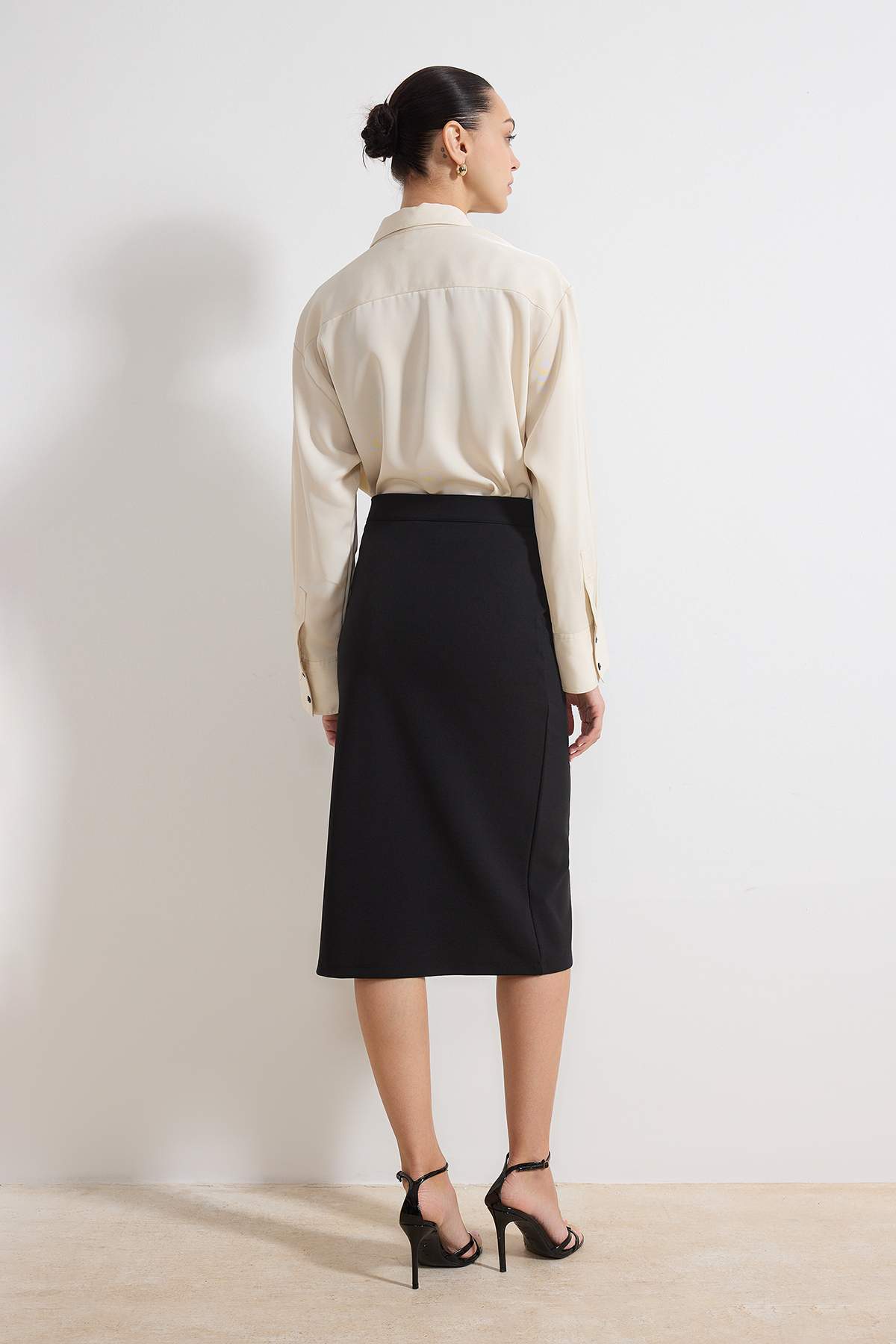 Trendyolmilla  Siyah Kalem Aksesuar Detaylı Normal Bel Midi Scuba Krep Örme Etek TWOSS26ET00021 - Görsel 4