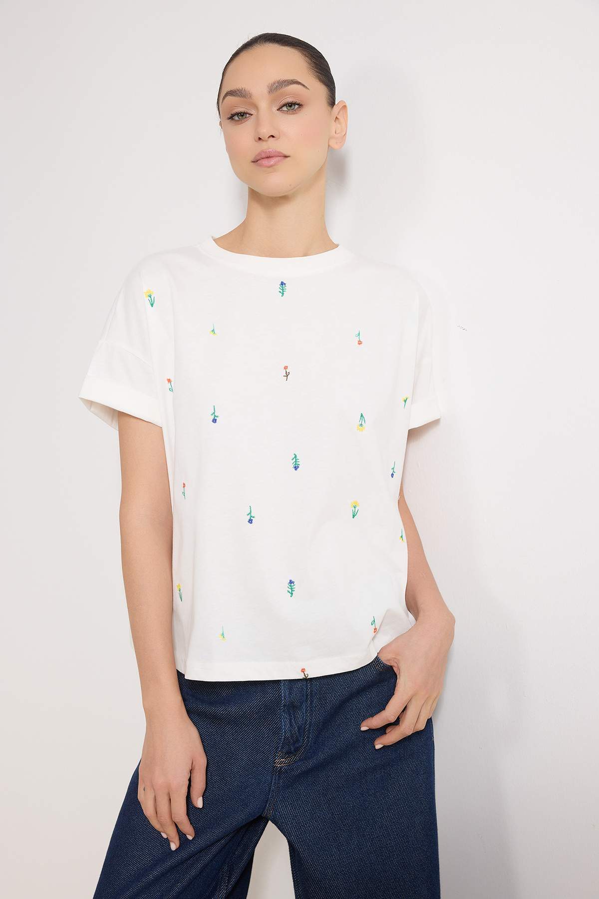 Trendyolmilla  Ekru Regular/Normal Kalıp Düşük Kol Kısa Kollu Nakışlı Tok %100 Pamuk Örme Bluz TWOSS26TS00001 - Görsel 2