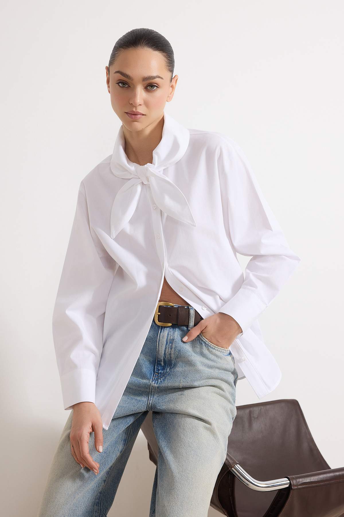 Trendyol Collection Weißes Baumwollhemd mit Kragen und Schleife zum Binden, w...