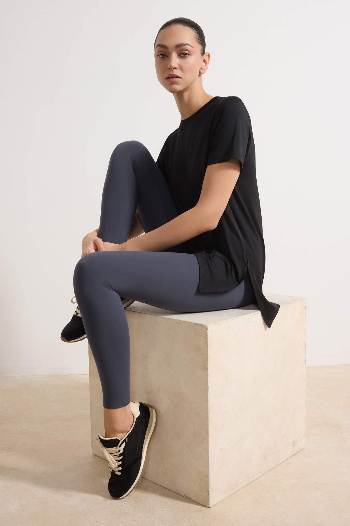 Trendyolmilla  Siyah Micro Kumaş Yırtmaç Detaylı Örme Spor T-Shirt THMSS26TS00002