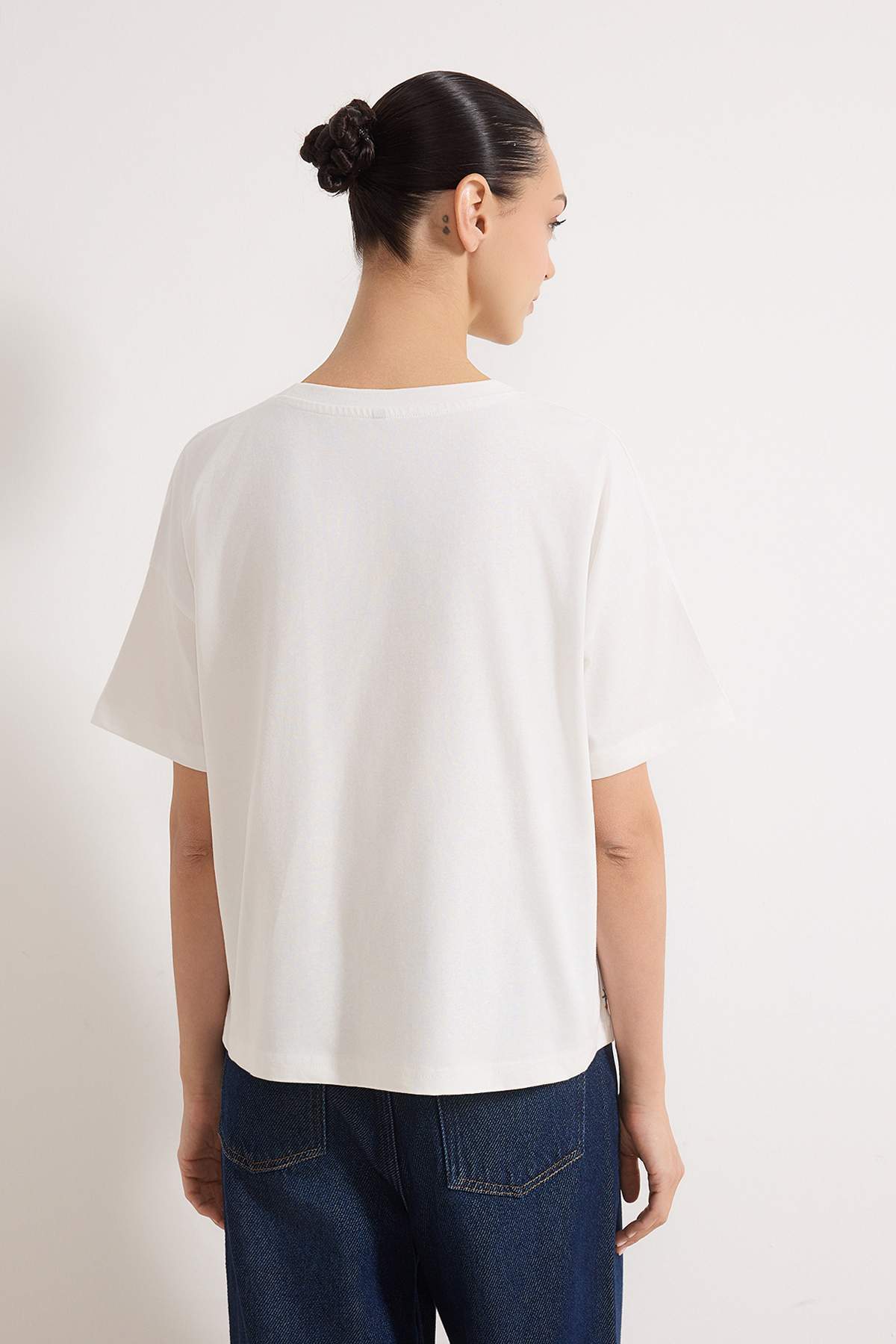 Trendyolmilla  Ekru Regular/Normal Kalıp Düşük Kol Kısa Kollu Nakışlı Tok %100 Pamuk Örme Bluz TWOSS26TS00001 - Görsel 5