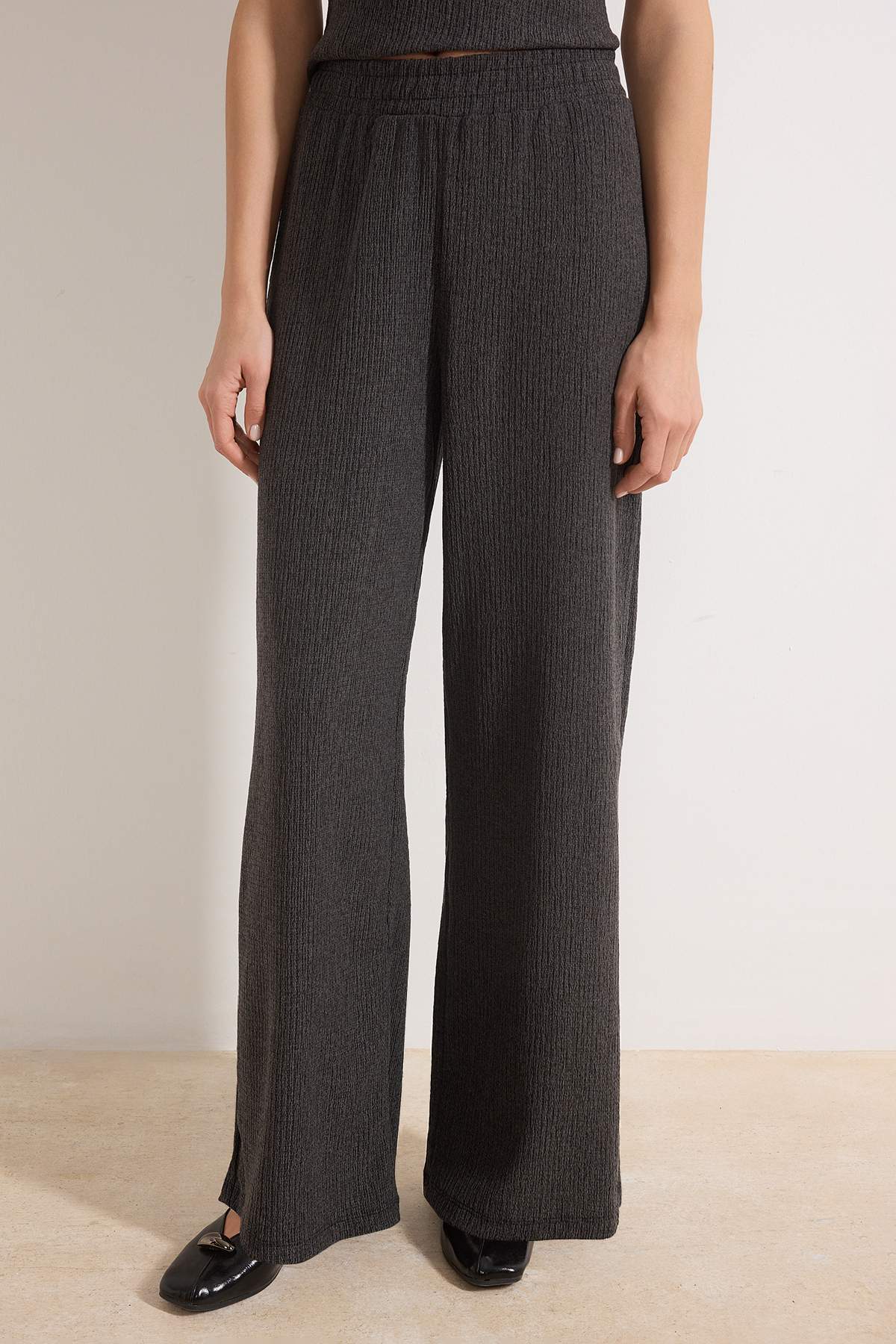 Trendyolmilla  Antrasit Fitted/Vücuda Oturan Asimetrik Geniş Paça Dokulu Örme Alt-Üst Takım TWOSS26AU00004 - Görsel 4