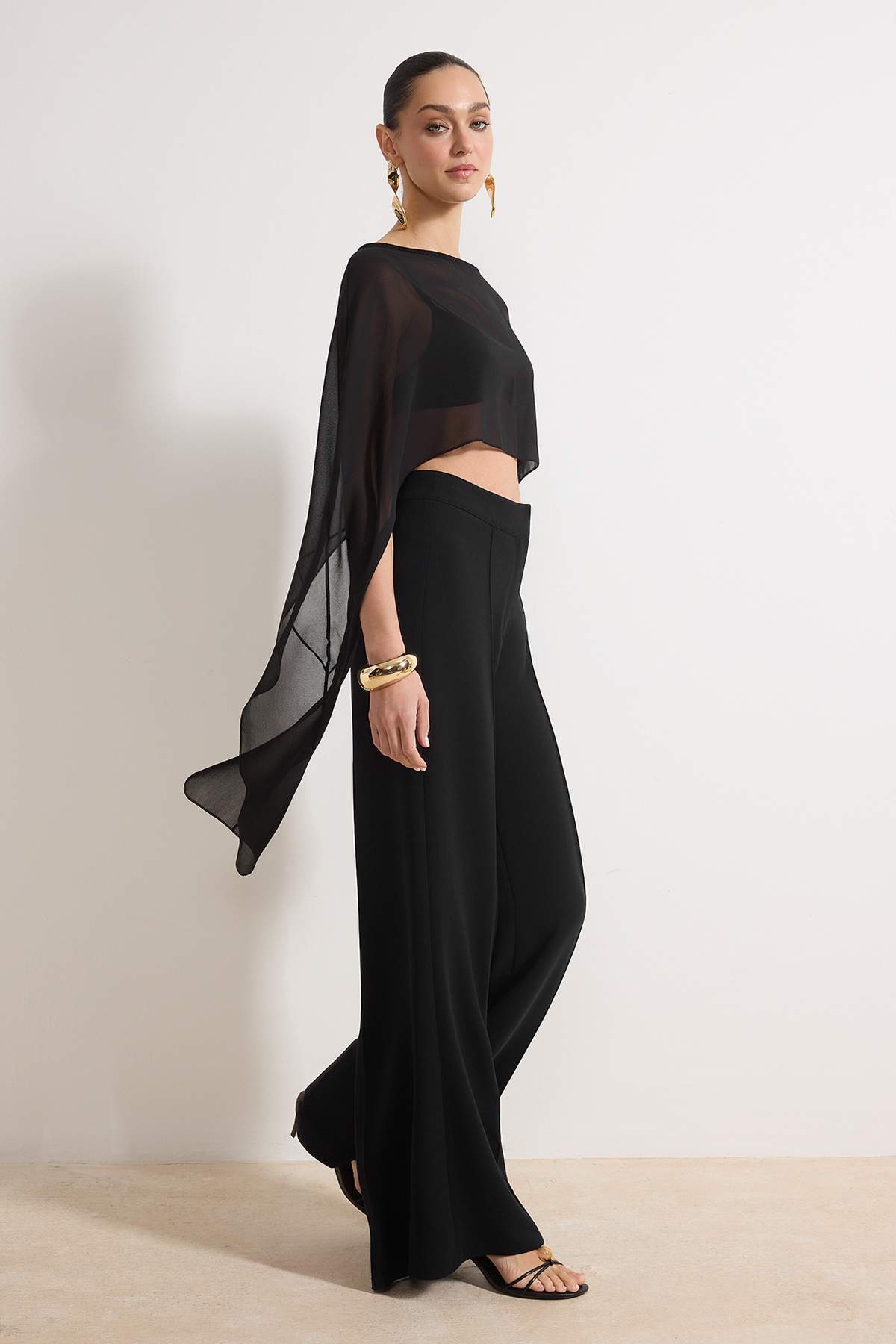 Trendyolmilla  Siyah Asimetrik Kesim Astarsız Şifon Pelerin Party Bluz TPRSS26BZ00055 - Görsel 2