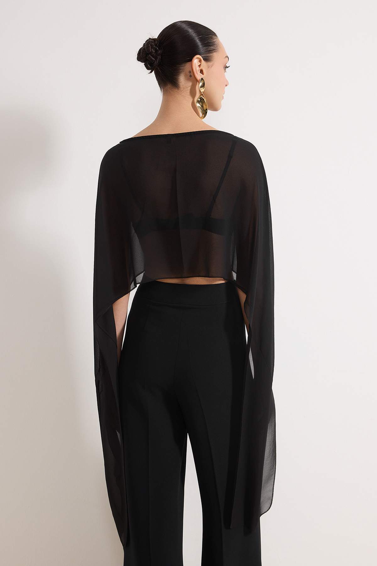 Trendyolmilla  Siyah Asimetrik Kesim Astarsız Şifon Pelerin Party Bluz TPRSS26BZ00055 - Görsel 4