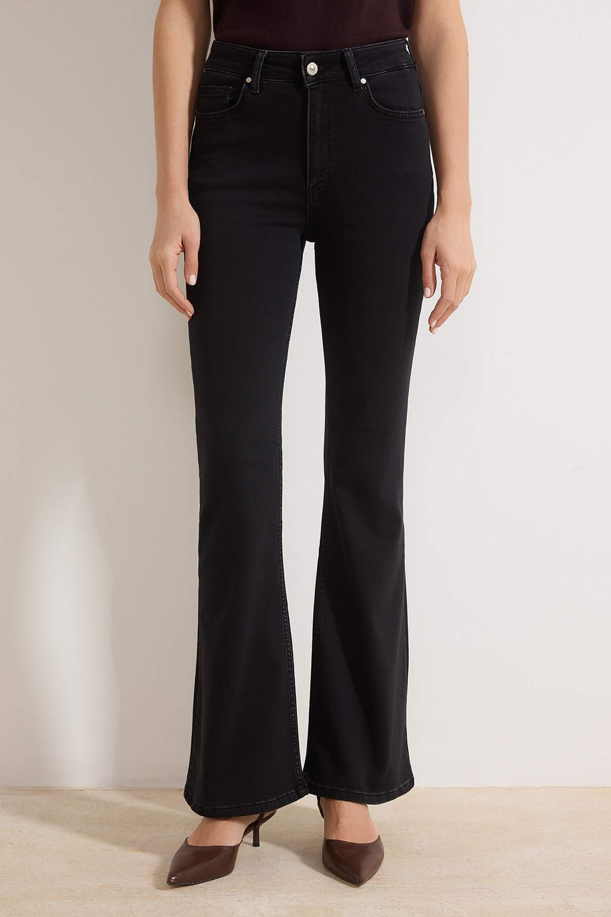 Trendyolmilla  Siyah Yüksek Bel Flare Yumuşak Ekstra Esneyen Örme Kot/Jeans TWOSS26JE00091 - Görsel 4