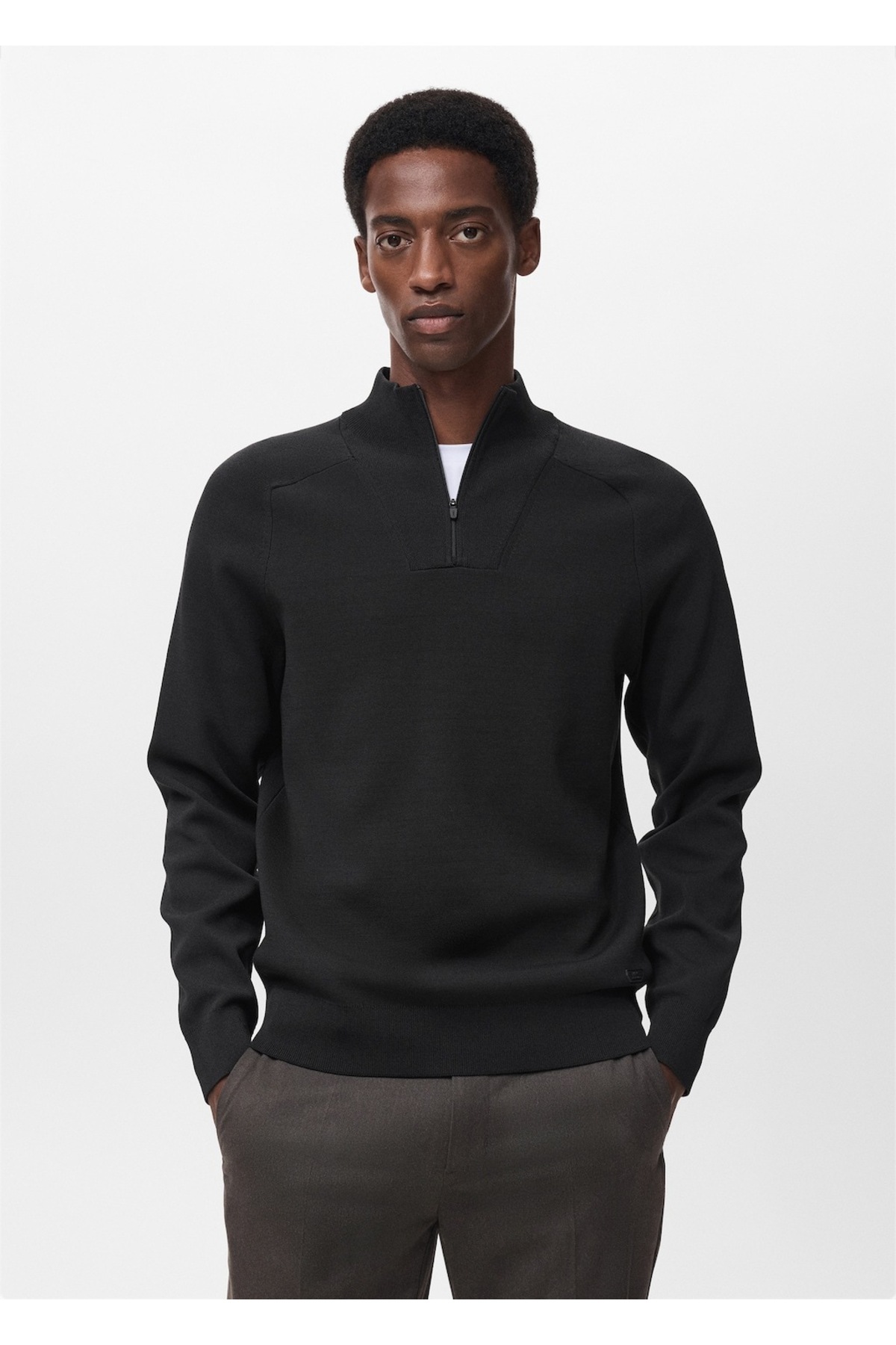 مانگو ژاکت تنفس‌پذیر با یقه زیپ‌دار.