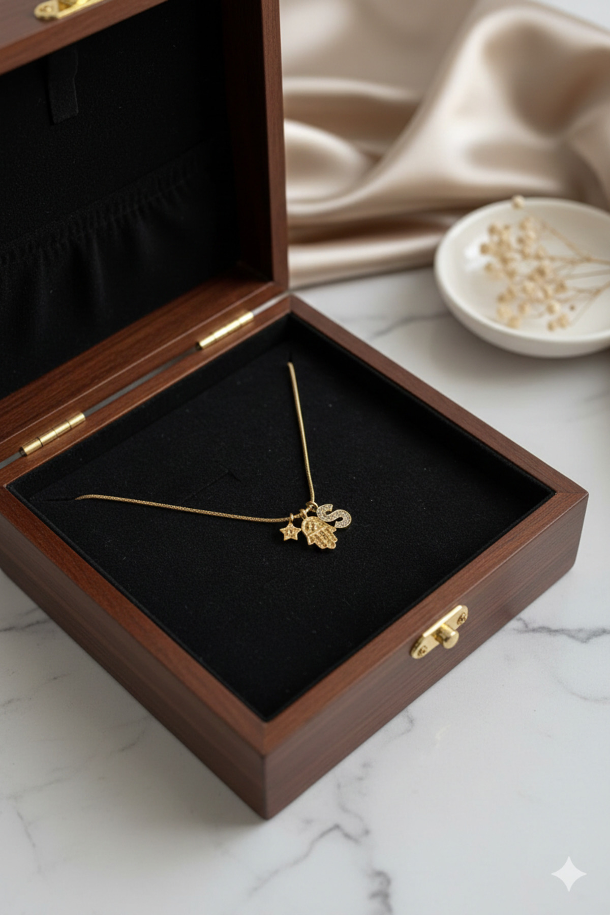 Hamsa Figürlü Yıldız Ve Harf Charm Çelik Zincirli Gold Kadın Kolye (45 Cm) – Sevgililer Günü Özel - Detay Görseli 5