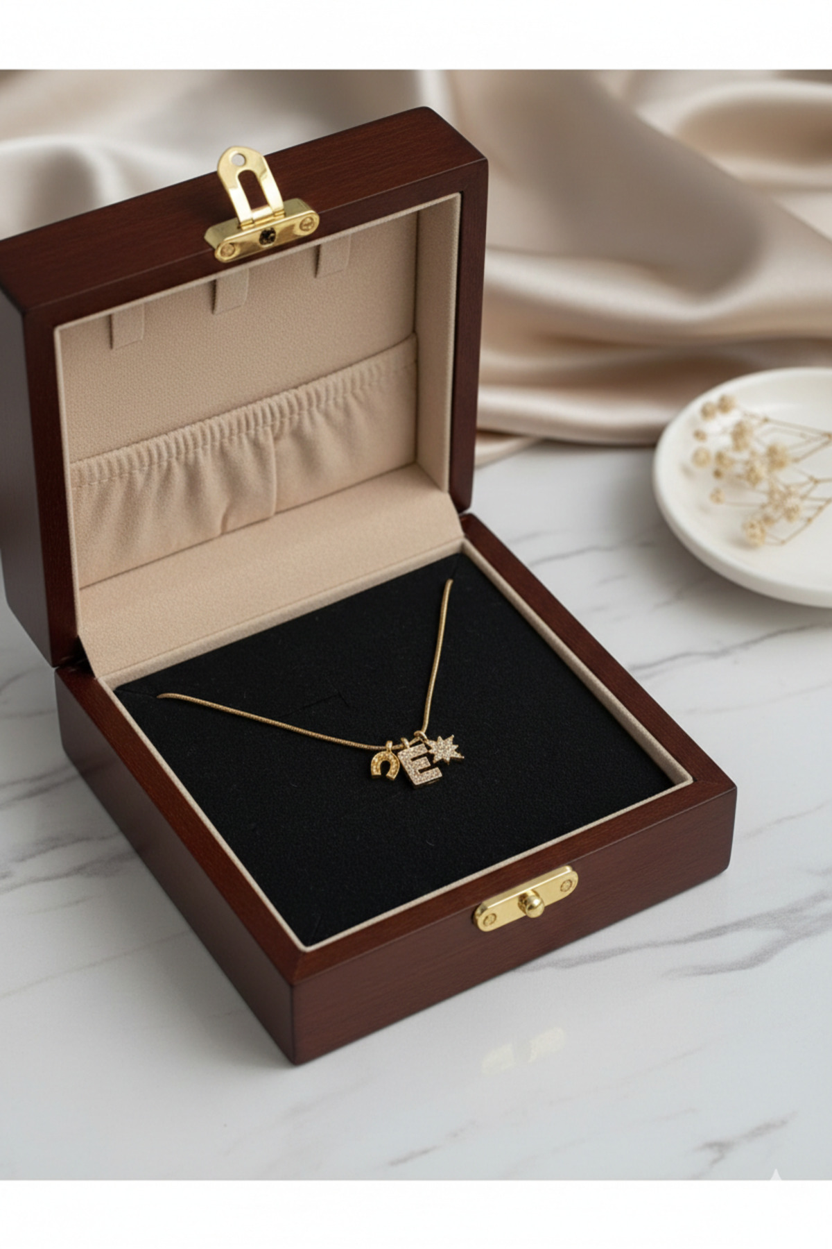 Nal Figürlü Yıldız ve Harf Charm Çelik Zincirli Gold Kadın Kolye (40 cm) – Sevgililer Günü Özel - Detay Görseli 4