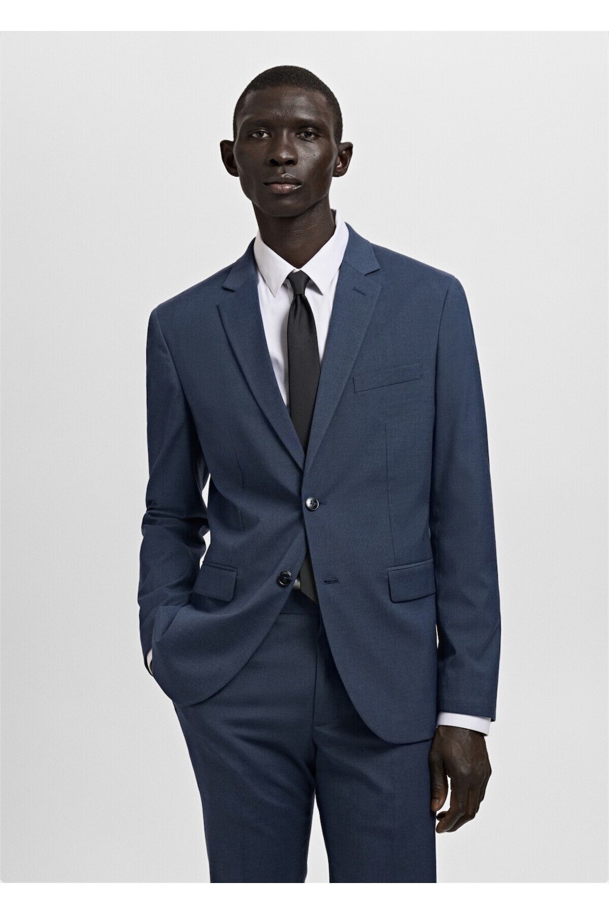 مانگو ژاکت بلیزر فوق العاده باریک و خوش فرم، ساخته شده از پارچه کشی.