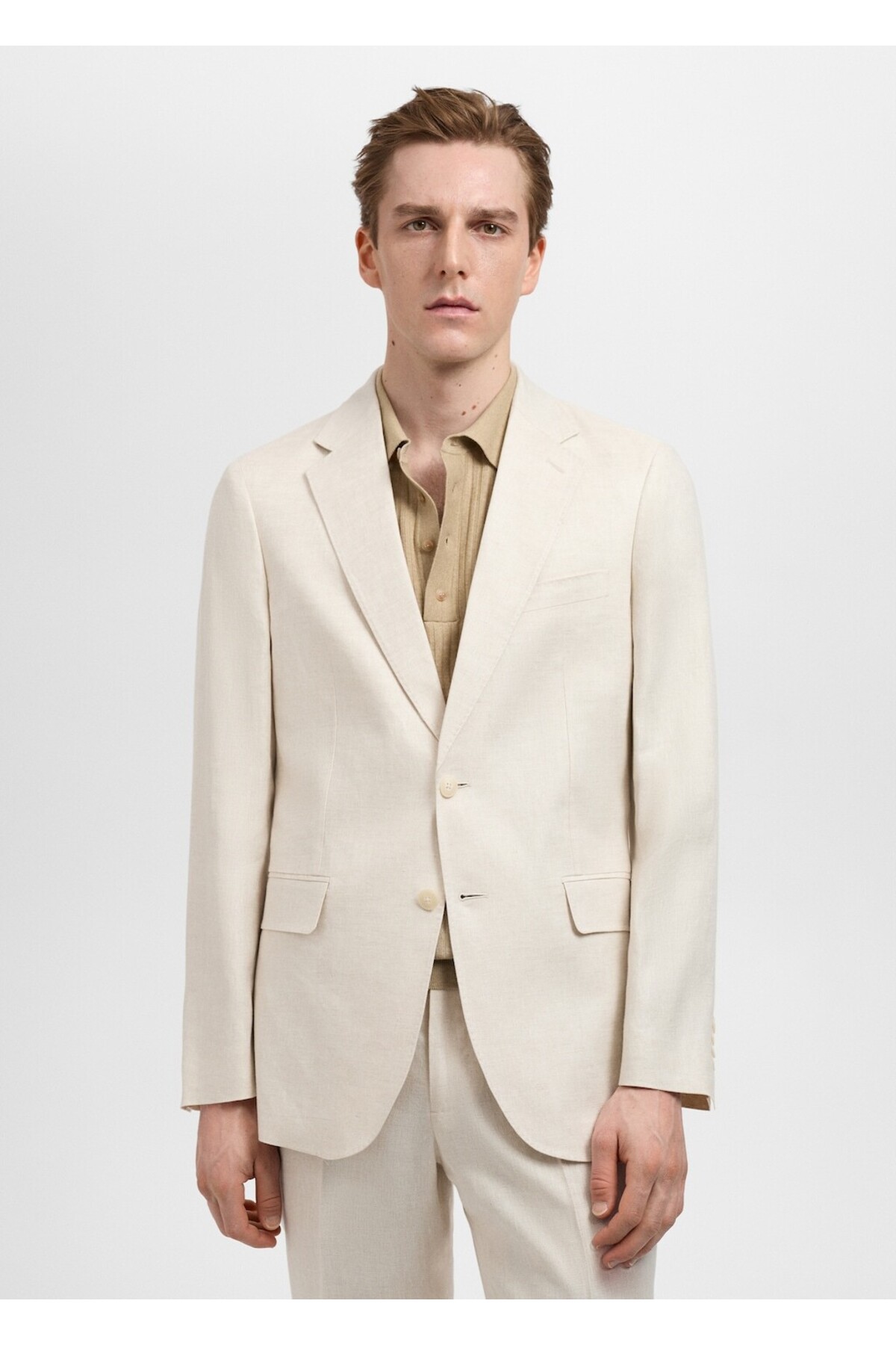 مانگو کت و شلوار آمریکایی، ۱۰۰٪ کتان، مناسب برای اندام‌های باریک.