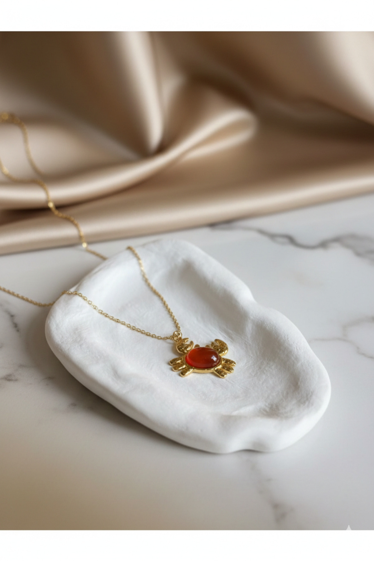 Turuncu Taşlı Yengeç Charm Çelik Zincirli Gold Kadın Kolye (40 + 5 cm) – Sevgililer Günü Özel - Detay Görseli 3