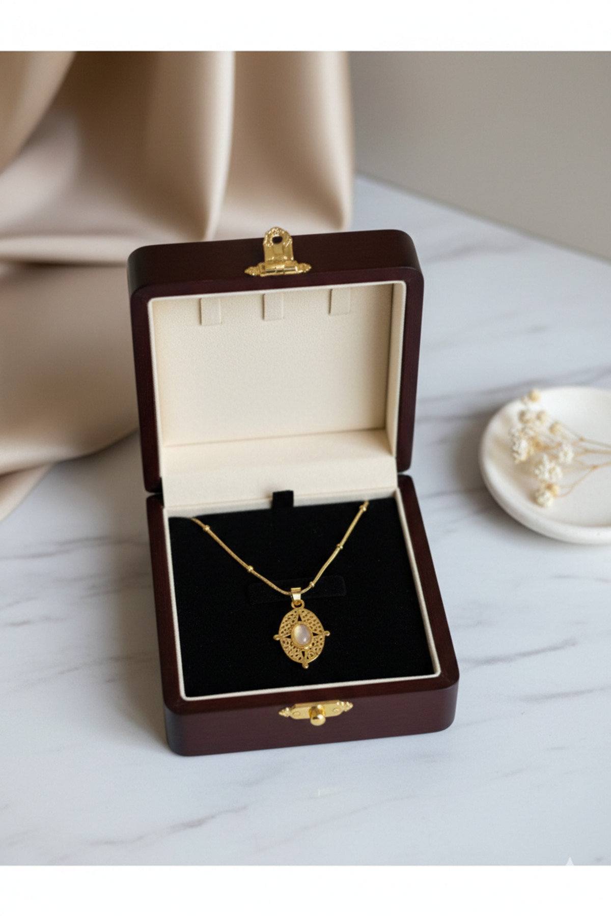 Taşlı Plaka Çelik Zincirli Gold Kadın Kolye (40 + 5 cm) – Sevgililer Günü Özel