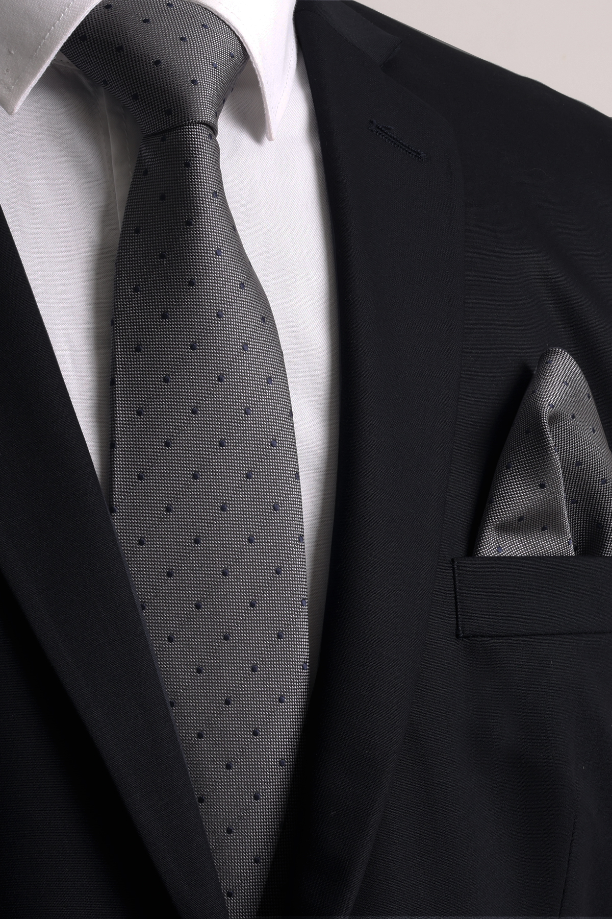  دستمال جیبی خاکستری دست‌ساز ۷.۵ سانتی‌متری با طرح خال‌خالی سرمه‌ای